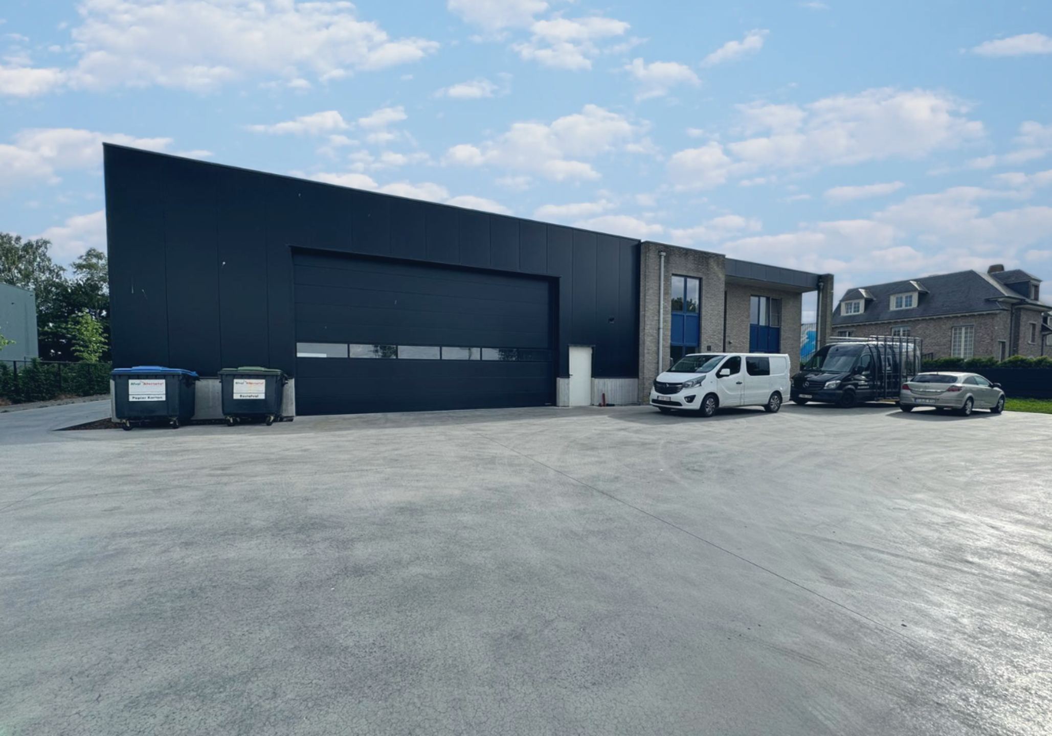 Op bedrijventerrein 'Rijkmaker' te Essen bieden we dit representatief bedrijfsgebouw te huur aan. Het betreft een gebouw met een oppervlakte van ca.490 m², bestaande uit 450 m² opslagruimte en 40 m² kantoorruimte.
Het magazijn heeft een vrije hoogte