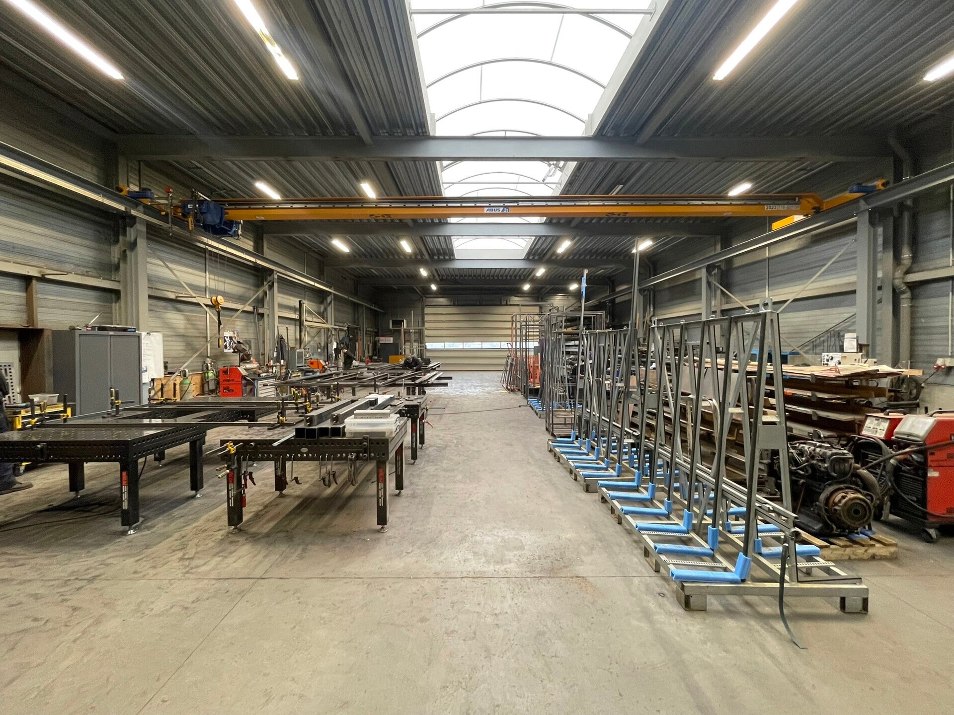 Op bedrijventerrein 'Rijkmaker' te Essen bieden we dit representatief bedrijfsgebouw te huur aan. Het betreft een gebouw met een oppervlakte van ca.490 m², bestaande uit 450 m² opslagruimte en 40 m² kantoorruimte. 

Het magazijn heeft een vrije hoogte 