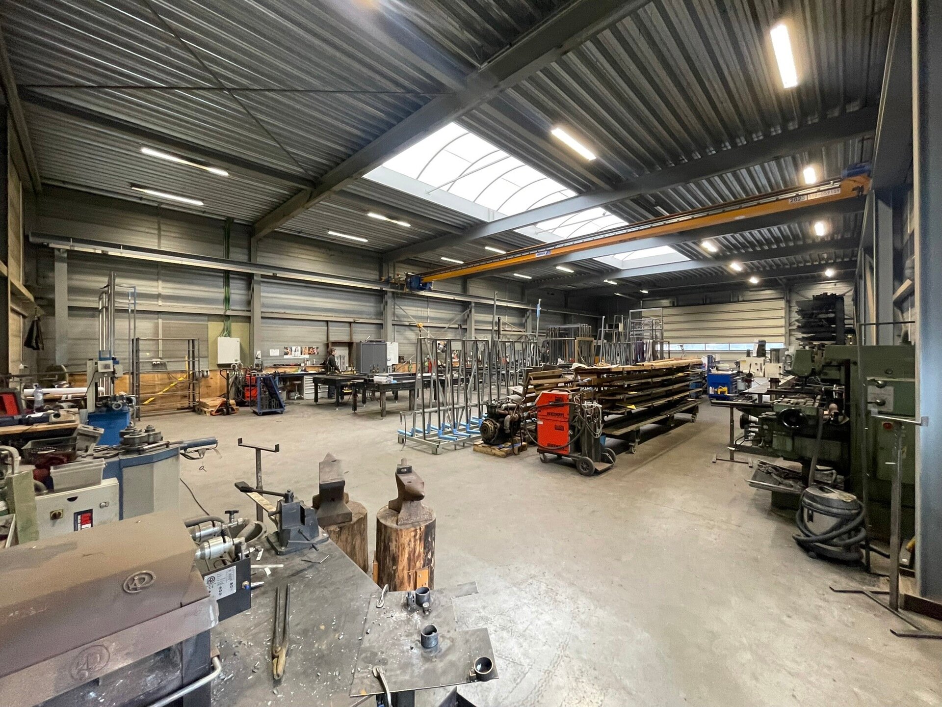Op bedrijventerrein 'Rijkmaker' te Essen bieden we dit representatief bedrijfsgebouw te huur aan. Het betreft een gebouw met een oppervlakte van ca.490 m², bestaande uit 450 m² opslagruimte en 40 m² kantoorruimte. 

Het magazijn heeft een vrije hoogte 