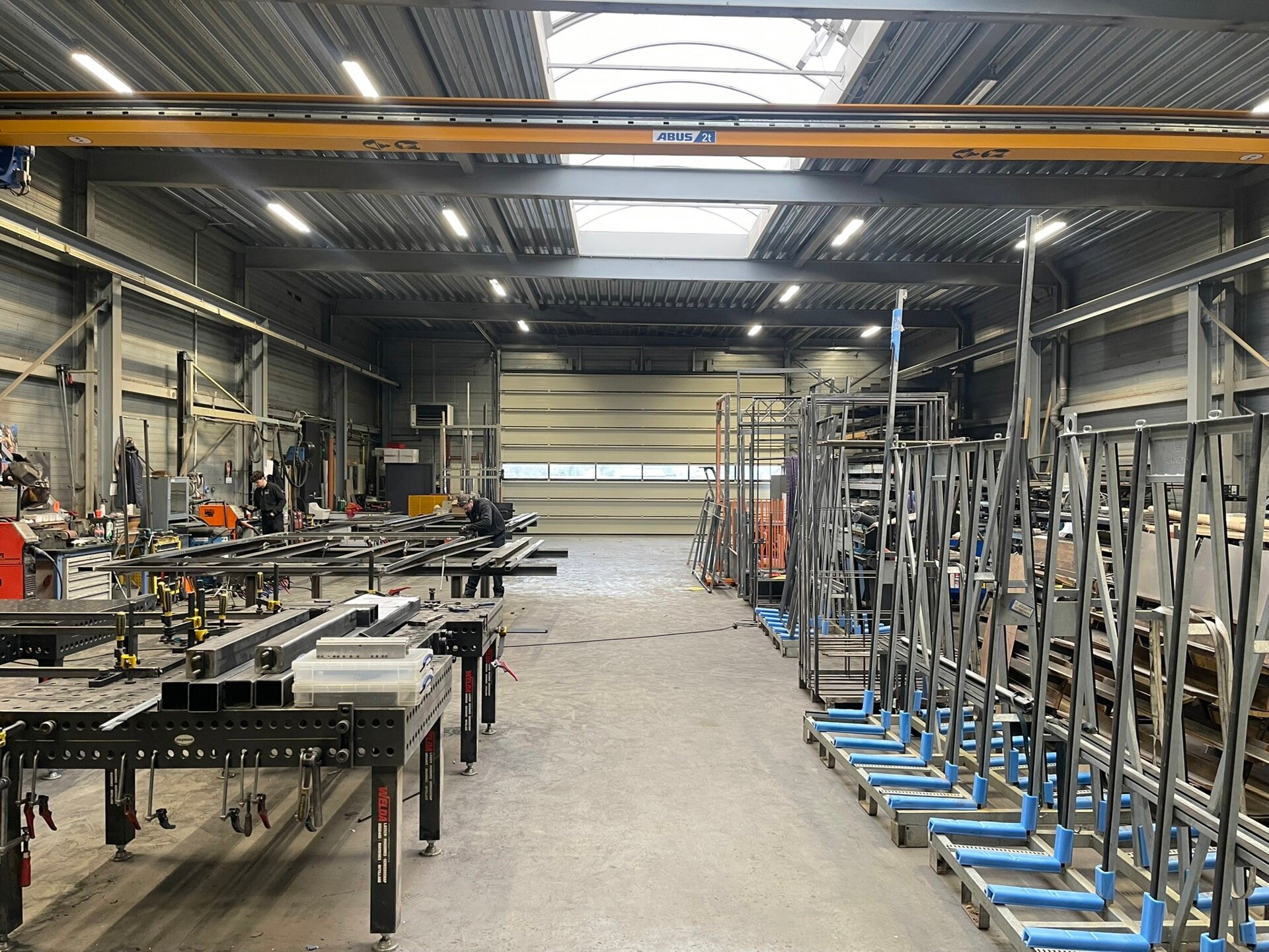 Op bedrijventerrein 'Rijkmaker' te Essen bieden we dit representatief bedrijfsgebouw te huur aan. Het betreft een gebouw met een oppervlakte van ca.490 m², bestaande uit 450 m² opslagruimte en 40 m² kantoorruimte. 

Het magazijn heeft een vrije hoogte 