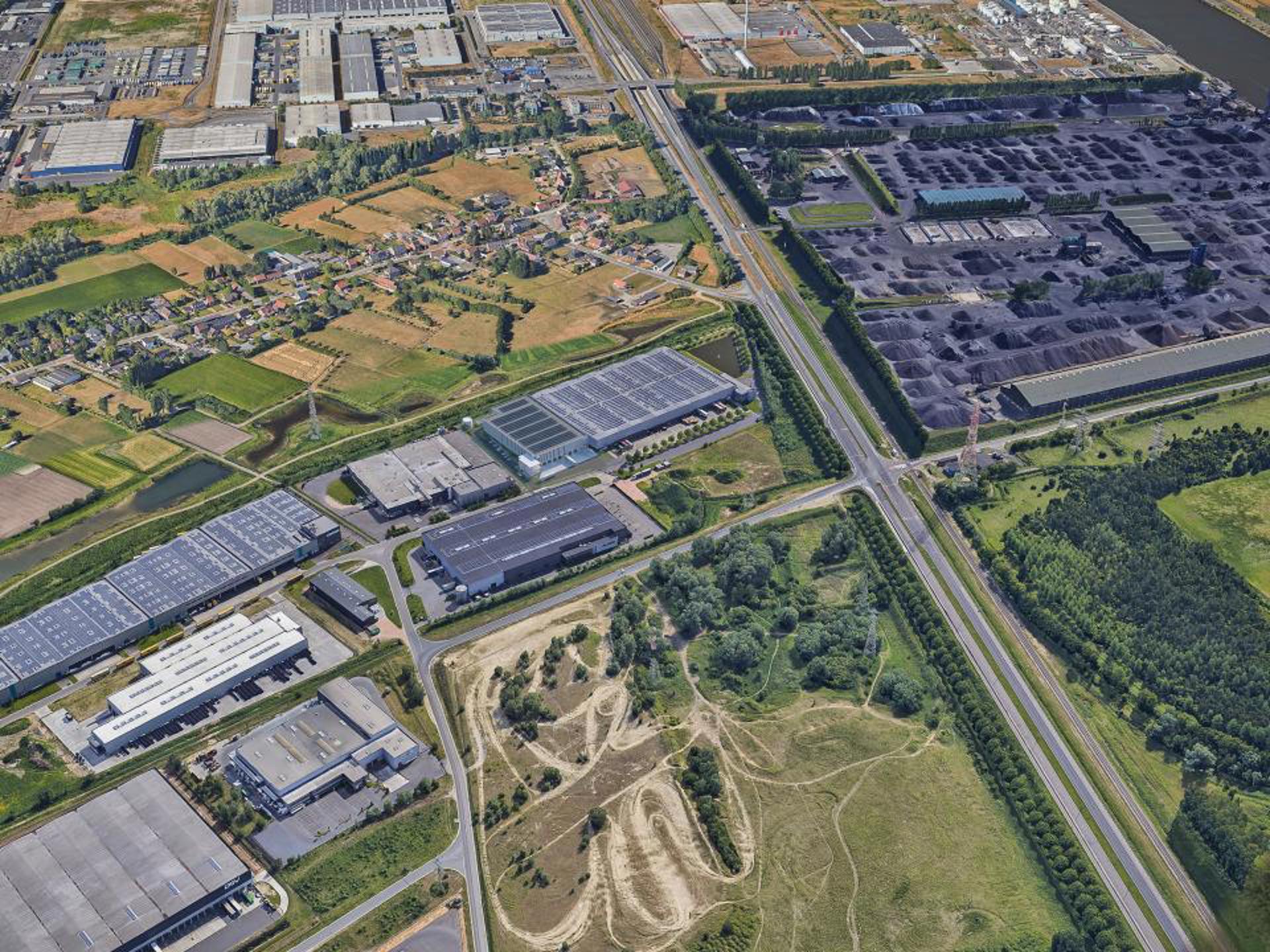 Het betreft de verhuur van een logistieke nieuwbouw-hub op een strategische locatie in de Haven van Gent. Gezien de ligging vlakbij de GCT-terminal van de Haven van Gent, krijgt u vlot toegang tot de binnenvaart en tot transport via de Noordzee. Daarnaast