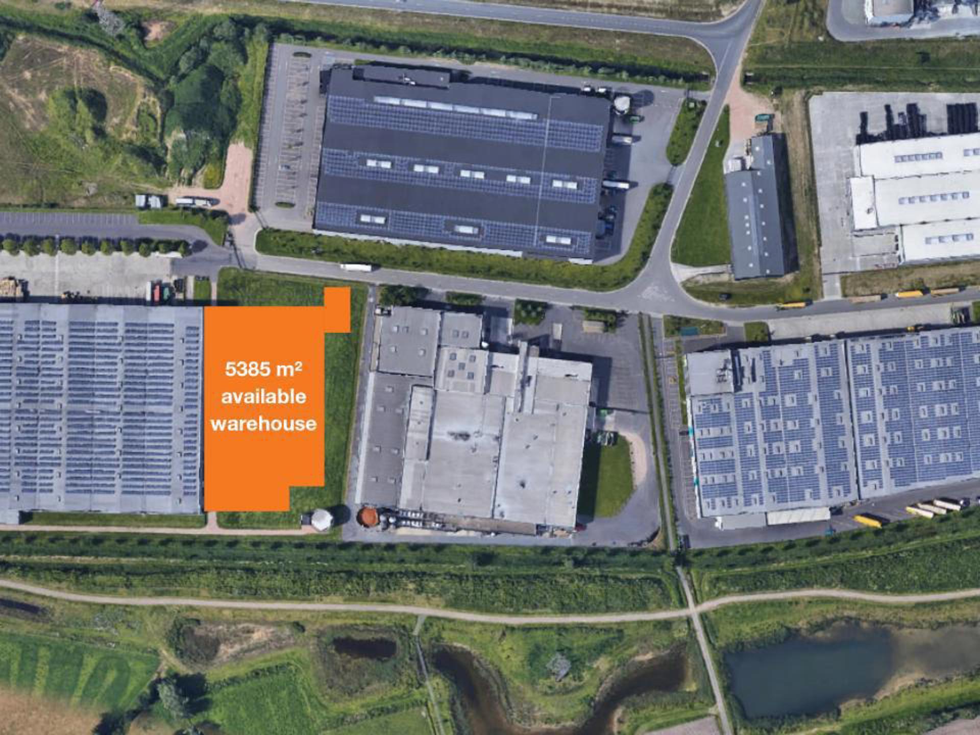 Het betreft de verhuur van een logistieke nieuwbouw-hub op een strategische locatie in de Haven van Gent. Gezien de ligging vlakbij de GCT-terminal van de Haven van Gent, krijgt u vlot toegang tot de binnenvaart en tot transport via de Noordzee. Daarnaast