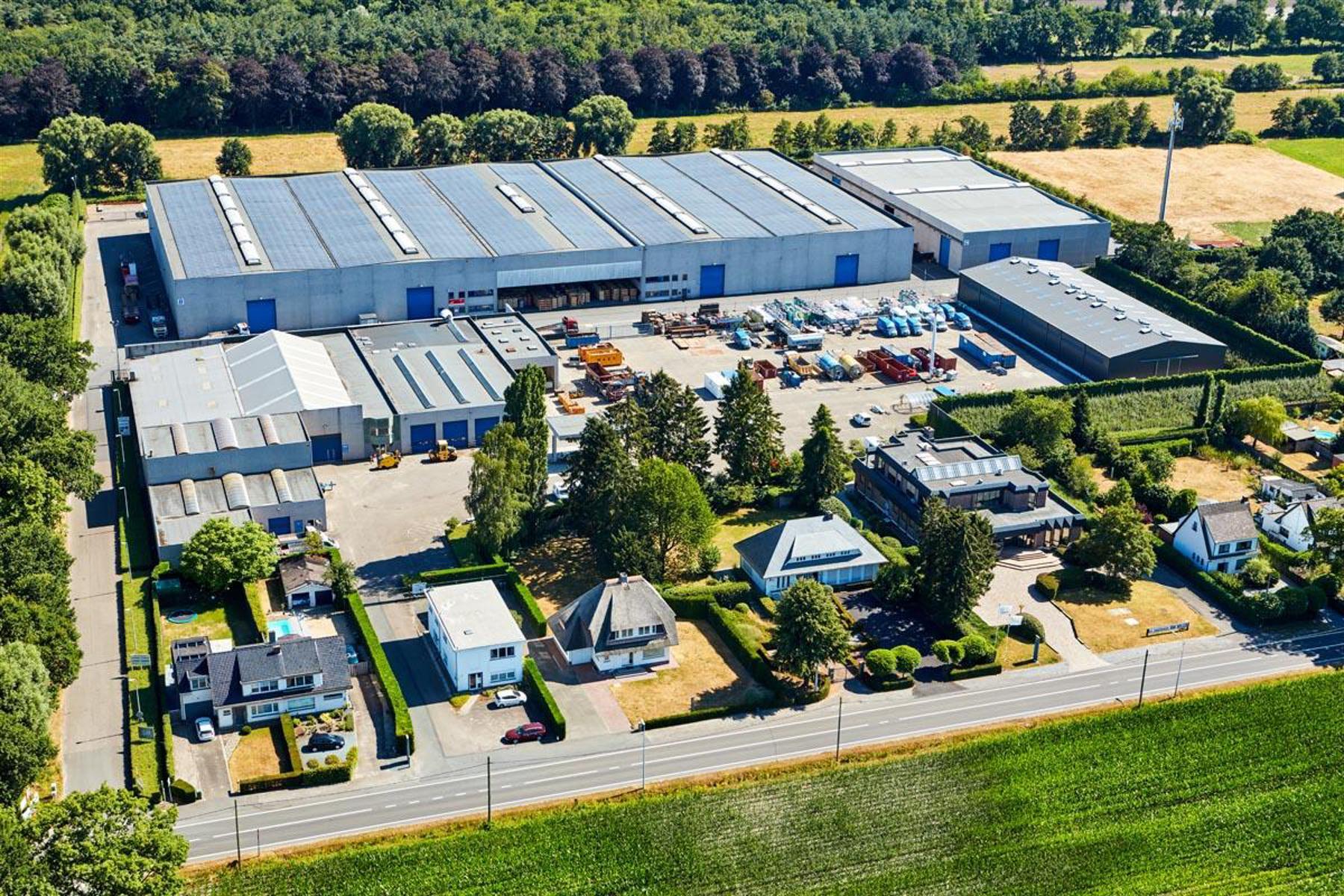 Het betreft de verhuur van een magazijn op de polyvalente industriële site 'De Klinkaard'. Deze locatie bevindt zich nabij de Nederlandse grens en de N11 dewelke zorgt voor een vlotte verbinding naar Antwerpen.
Het magazijn heeft een oppervlakte van 290