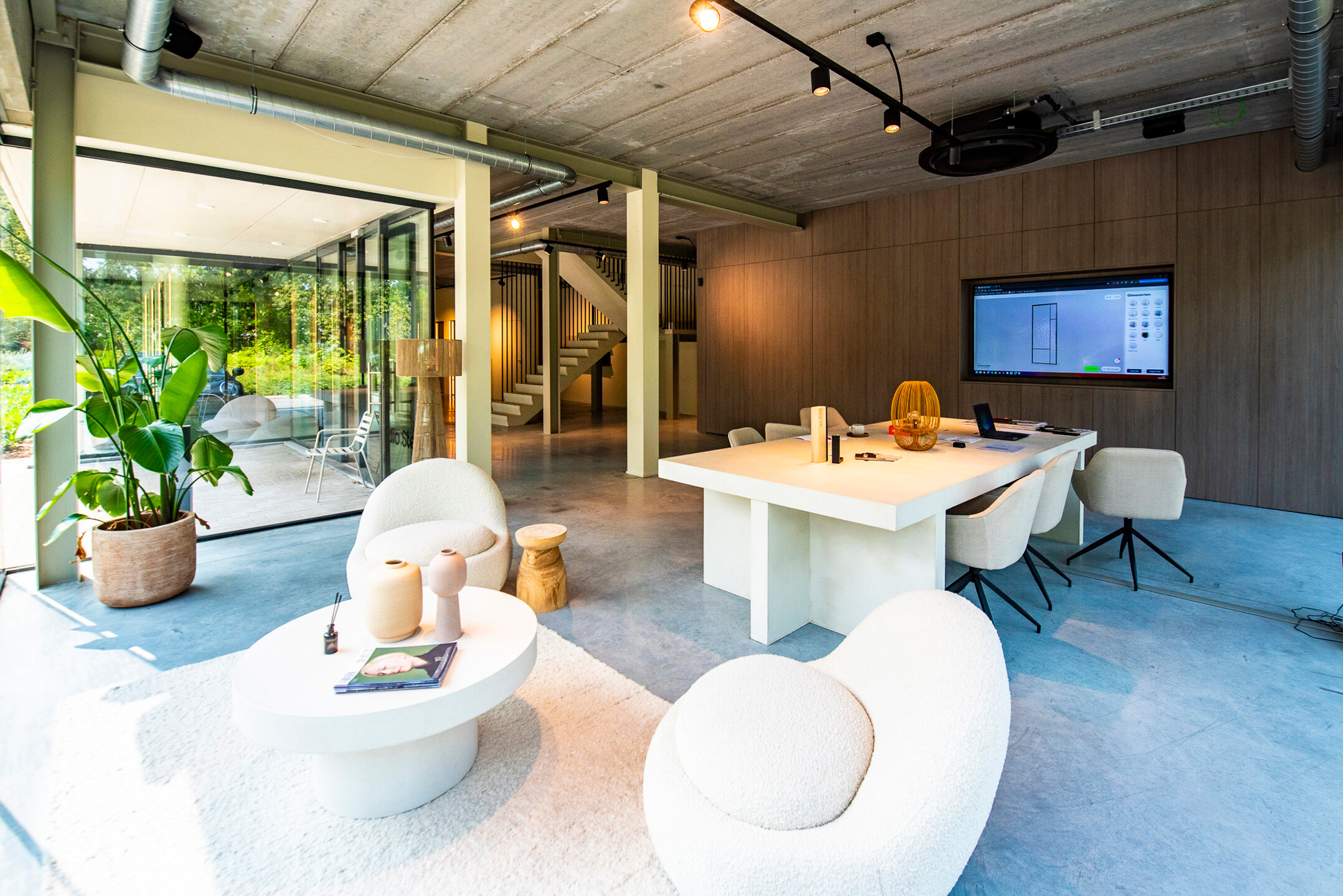 Het betreft de verhuur van een recent bedrijfsgebouw in het project 'Schietveld' te Kapellen. Het gebouw geniet een uitstekende ligging nabij de E19 (afrit Sint-Job-in-'t-Goor) en de gewestweg N1 (Antwerpen-Brussel).

Het gebouw heeft een oppervlakte van 