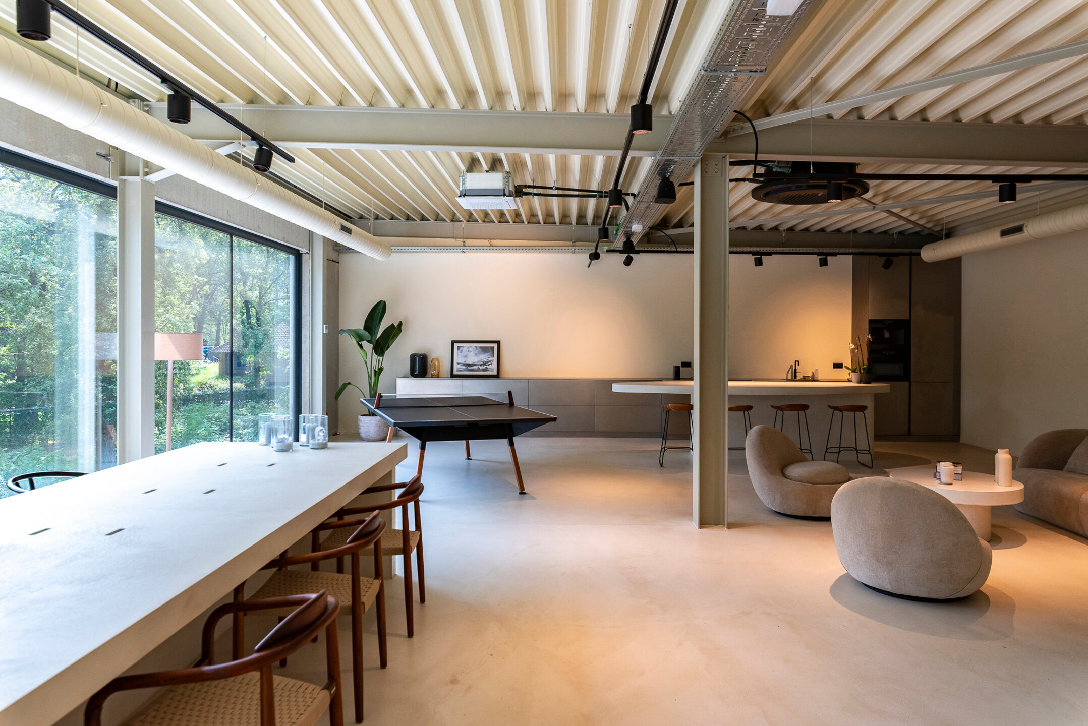 Het betreft de verhuur van een recent bedrijfsgebouw in het project 'Schietveld' te Kapellen. Het gebouw geniet een uitstekende ligging nabij de E19 (afrit Sint-Job-in-'t-Goor) en de gewestweg N1 (Antwerpen-Brussel).

Het gebouw heeft een oppervlakte van 
