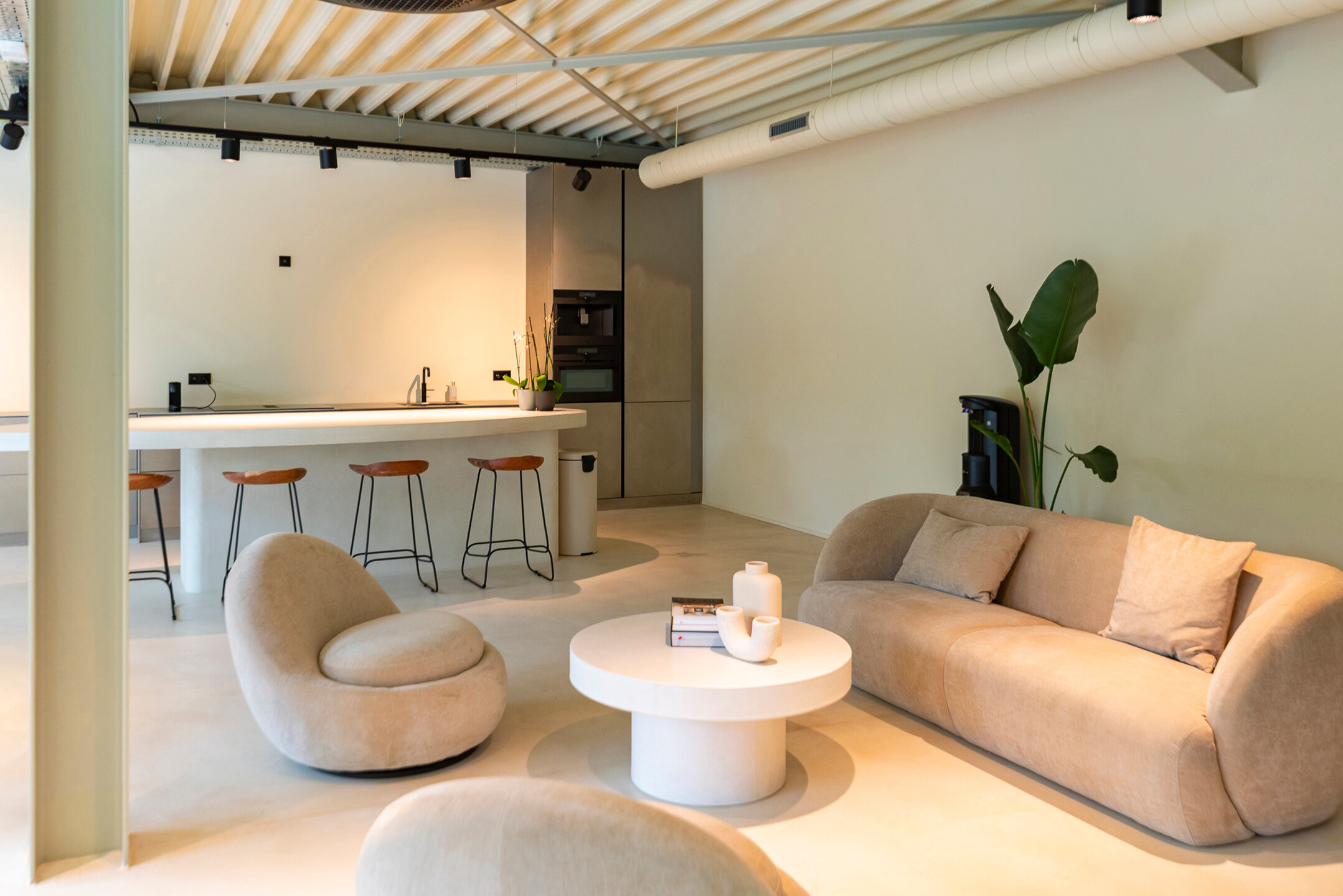 Het betreft de verhuur van een recent bedrijfsgebouw in het project 'Schietveld' te Kapellen. Het gebouw geniet een uitstekende ligging nabij de E19 (afrit Sint-Job-in-'t-Goor) en de gewestweg N1 (Antwerpen-Brussel).

Het gebouw heeft een oppervlakte van 