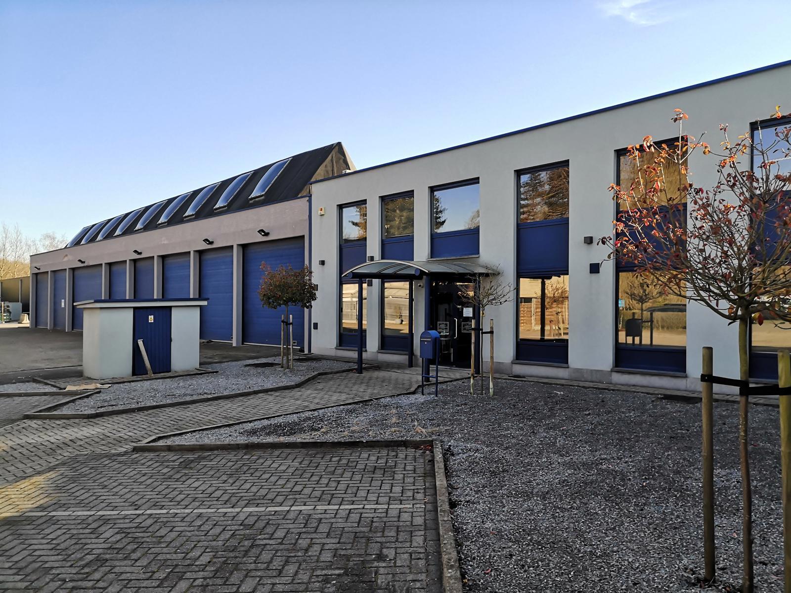 Het betreft de verhuur van een bedrijfsgebouw gelegen op een uitstekende locatie te Kontich. Het gebouw is gelegen langs de Koningin Astridlaan, dewelke goed bereikbaar is via de E19 (Antwerpen - Brussel) en de N1. 

Het gebouw heeft een oppervlakte van c