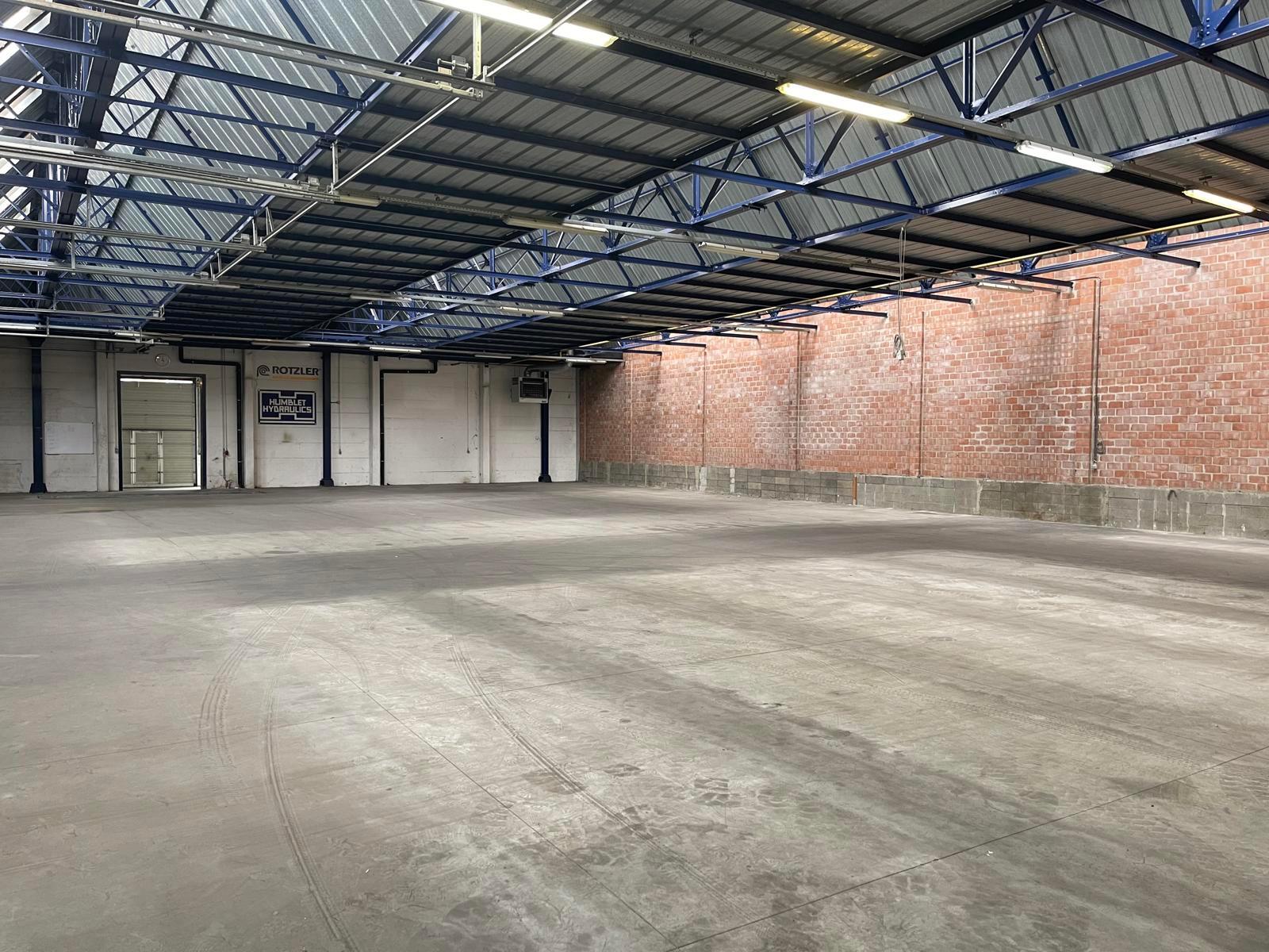 Het betreft de verhuur van een bedrijfsgebouw gelegen op een uitstekende locatie te Kontich. Het gebouw is gelegen langs de Koningin Astridlaan, dewelke goed bereikbaar is via de E19 (Antwerpen - Brussel) en de N1. 

Het gebouw heeft een oppervlakte van c