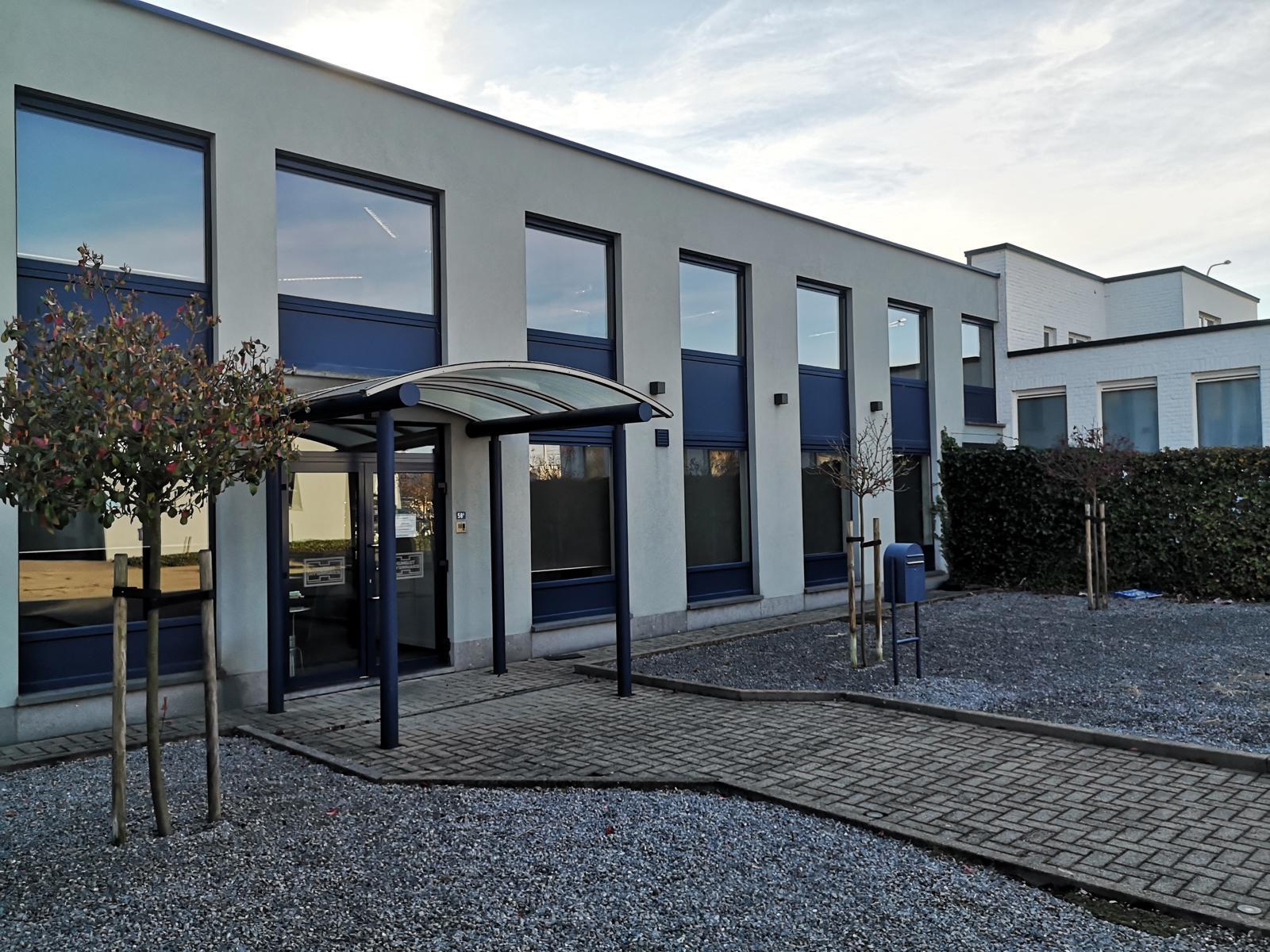 Het betreft de verhuur van een semi-industrieel gebouw gelegen op een uitstekende locatie te Kontich. Het gebouw is gelegen langs de Koningin Astridlaan, dewelke goed bereikbaar is via de E19 (Antwerpen - Brussel) en de N1. 

Het gebouw heeft een oppervla
