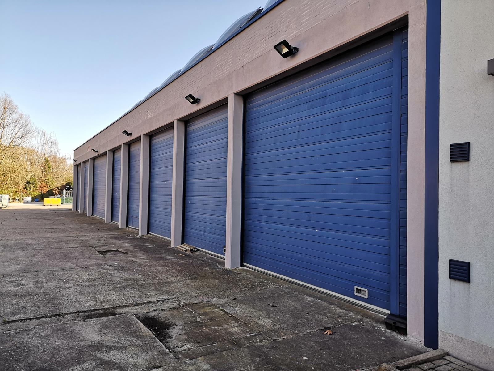 Het betreft de verhuur van een semi-industrieel gebouw gelegen op een uitstekende locatie te Kontich. Het gebouw is gelegen langs de Koningin Astridlaan, dewelke goed bereikbaar is via de E19 (Antwerpen - Brussel) en de N1. 

Het gebouw heeft een oppervla