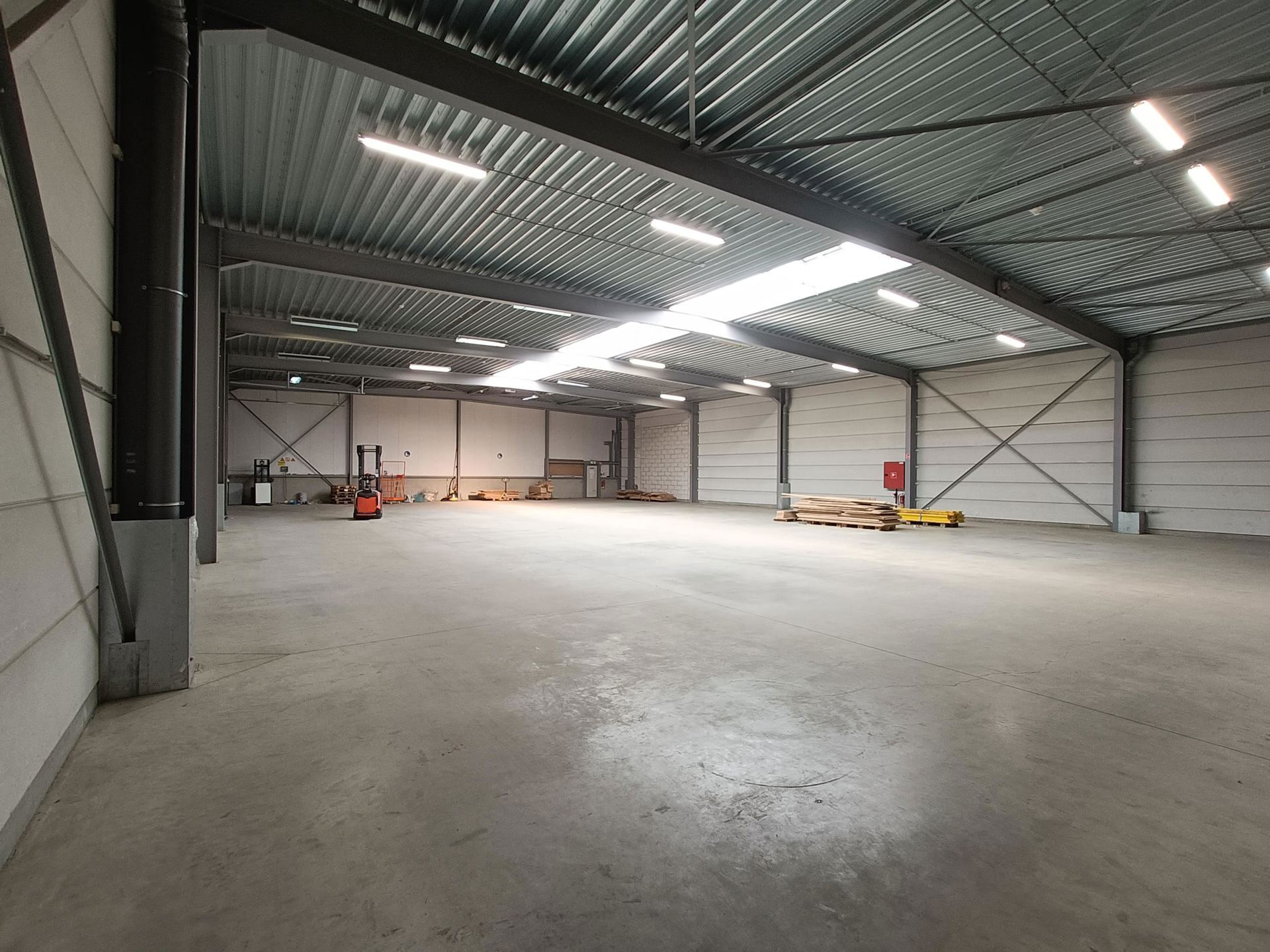 Industrieel gebouw te huur in Lint