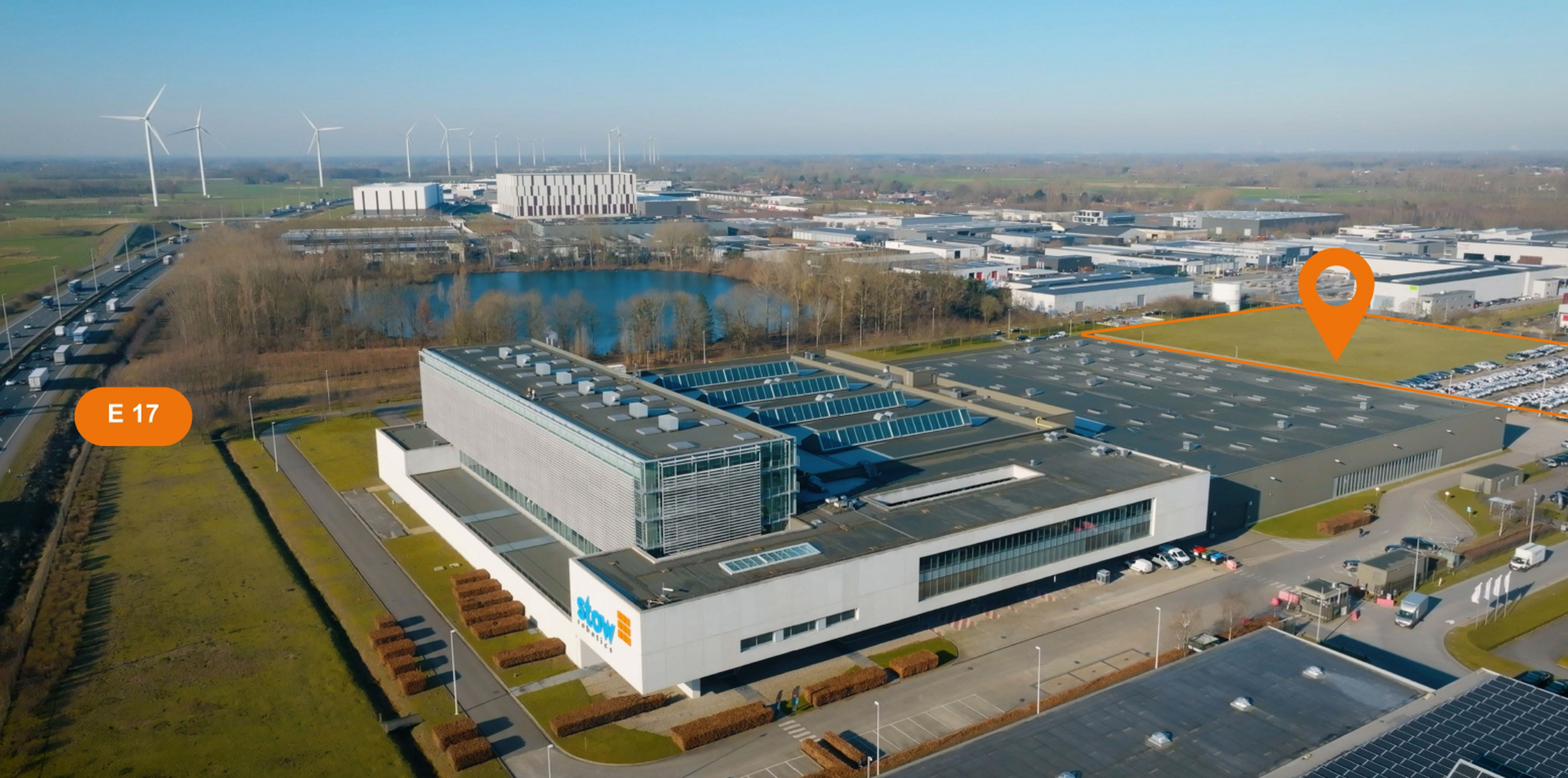 Het betreft de verhuur van een logistieke nieuwbouw-hub op een strategische locatie in Lokeren, nabij de E17 (Antwerpen - Gent)

Het gebouw heeft een totale oppervlakte van ca. 15.000 m². Het magazijn wordt gebouwd volgens de BREAAM-richtlijnen, wat zorg