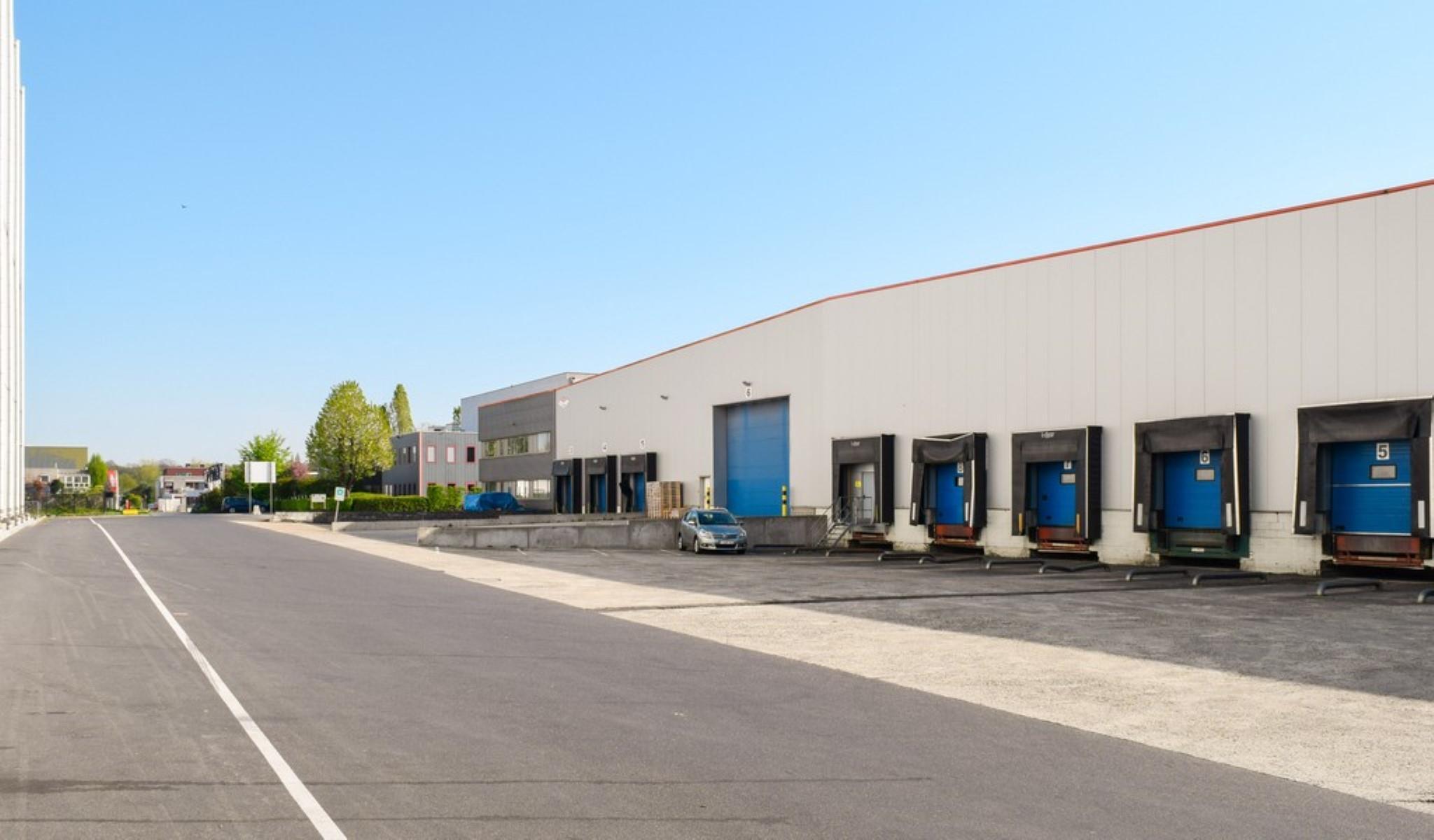 Het betreft een gerenoveerd industrieel gebouw gelegen te Londerzeel. De site geniet een uitstekende ligging nabij de A12 (Antwerpen - Brussel), de N16 (Mechelen - Sint-Niklaas) en de containerterminal van Willebroek. 

De unit heeft een oppervlakte van c