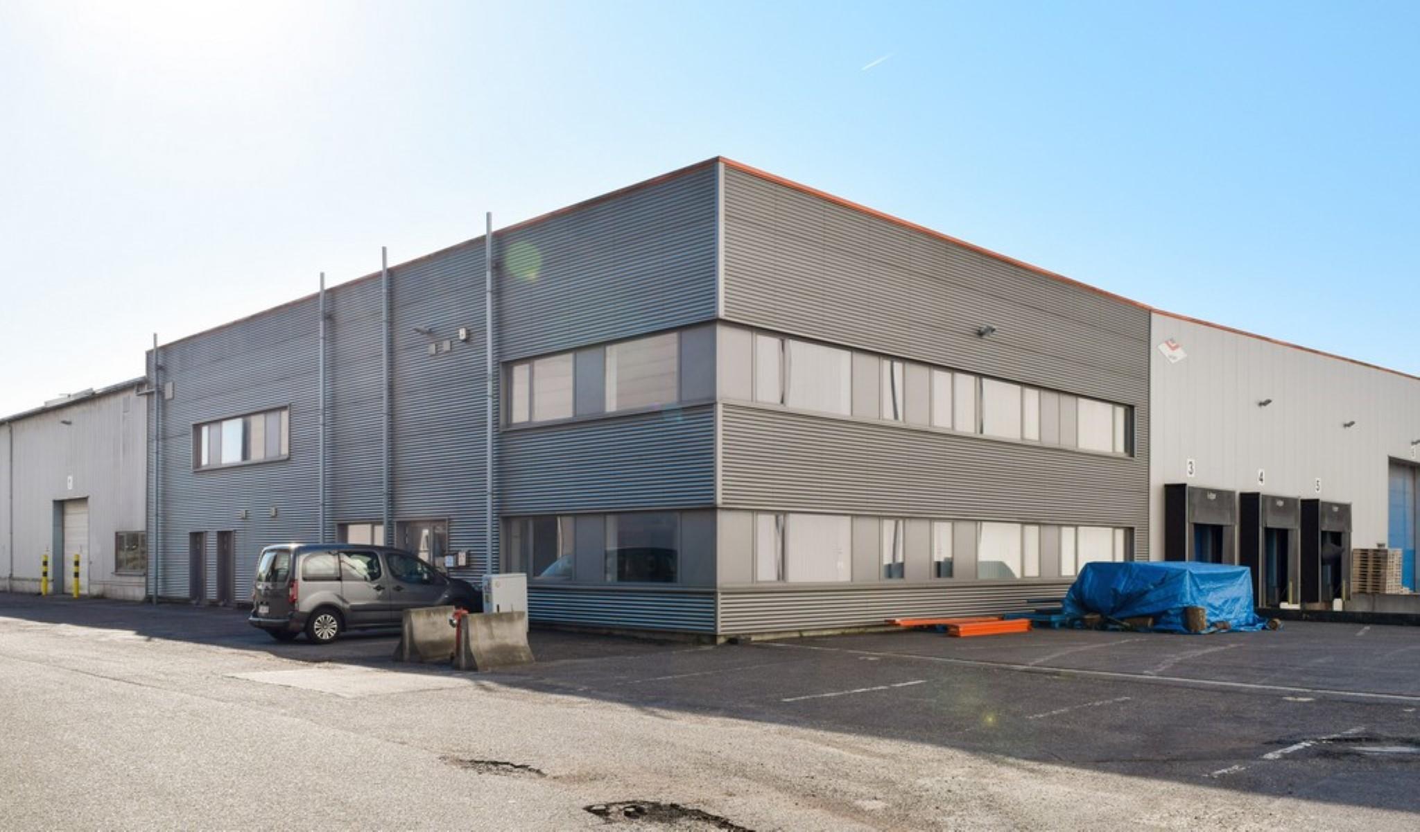 Het betreft een gerenoveerd industrieel gebouw gelegen te Londerzeel. De site geniet een uitstekende ligging nabij de A12 (Antwerpen - Brussel), de N16 (Mechelen - Sint-Niklaas) en de containerterminal van Willebroek. 

De unit heeft een oppervlakte van c
