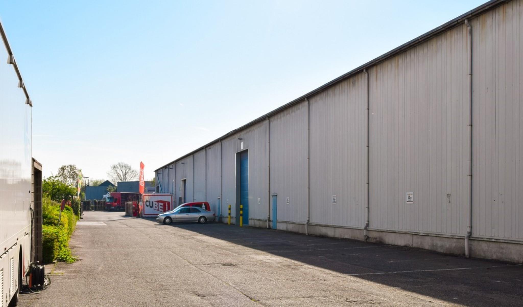Het betreft een gerenoveerd industrieel gebouw gelegen te Londerzeel. De site geniet een uitstekende ligging nabij de A12 (Antwerpen - Brussel), de N16 (Mechelen - Sint-Niklaas) en de containerterminal van Willebroek. 

De unit heeft een oppervlakte van c