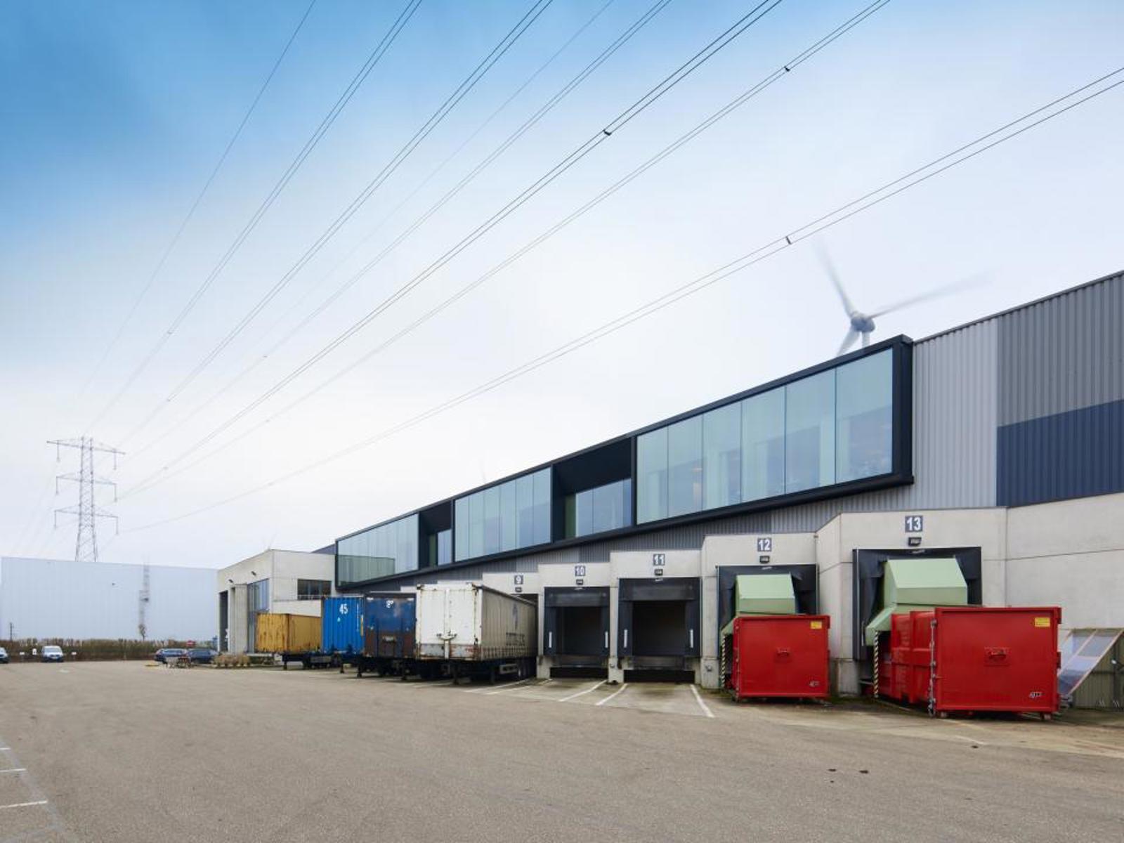 Het betreft de verhuur van een logistiek gebouw te Olen, gelegen langs het Albertkanaal en nabij op- en afrit 23 (Turnhout-West) van de E313. Het gebouw heeft een totale oppervlakte van ca. 24 064 m², bestaande uit ca. 18 266 m² opslagruimte, ca. 2014 m
