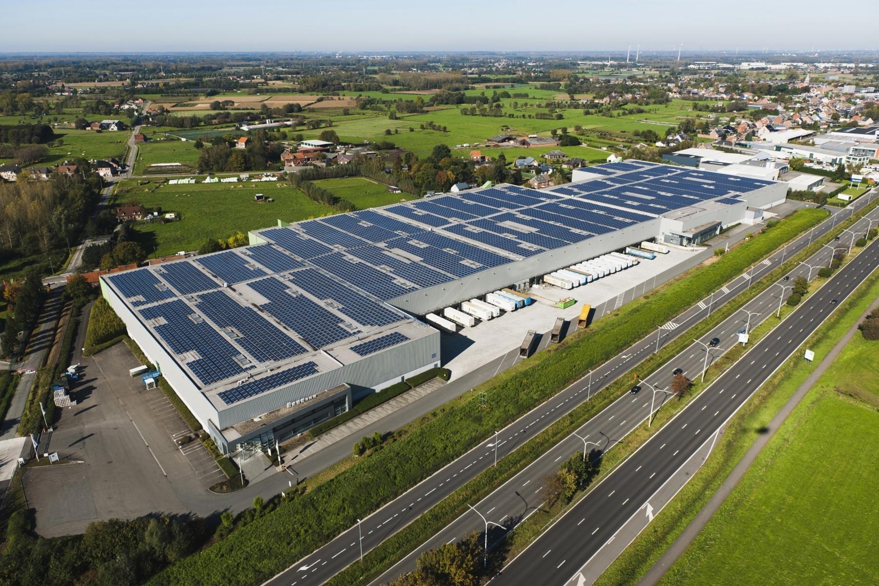 Het betreft de verhuur van een industrieel gebouw, gelegen op een uitstekende en strategische locatie te Puurs. Het gebouw, gelegen langs de A12, geniet een uitstekende visibiliteit vanop de A12 (Antwerpen - Brussel).

Unit 2 telt een oppervlakte van ca. 