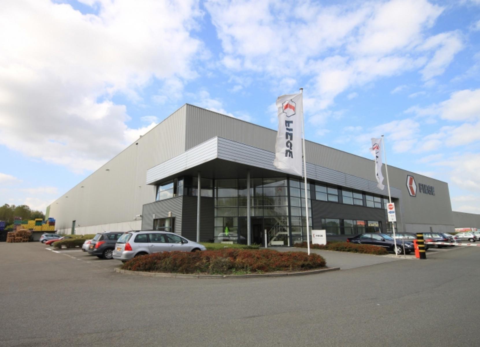Het betreft de verhuur van een industrieel gebouw, gelegen op een uitstekende en strategische locatie te Puurs. Het gebouw, gelegen langs de A12, geniet een uitstekende visibiliteit vanop de A12 (Antwerpen - Brussel).

Unit 2 telt een oppervlakte van ca. 