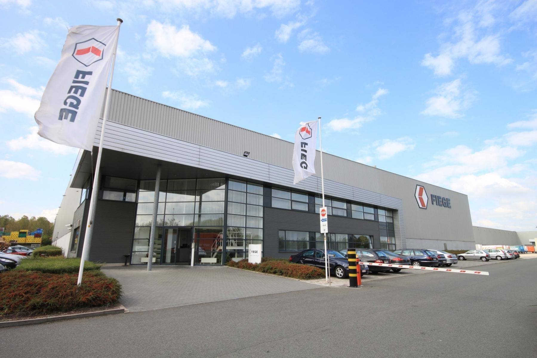 Het betreft de verhuur van een industrieel gebouw, gelegen op een uitstekende en strategische locatie te Puurs. Het gebouw, gelegen langs de A12, geniet een uitstekende visibiliteit vanop de A12 (Antwerpen - Brussel).

Unit 2 telt een oppervlakte van ca. 