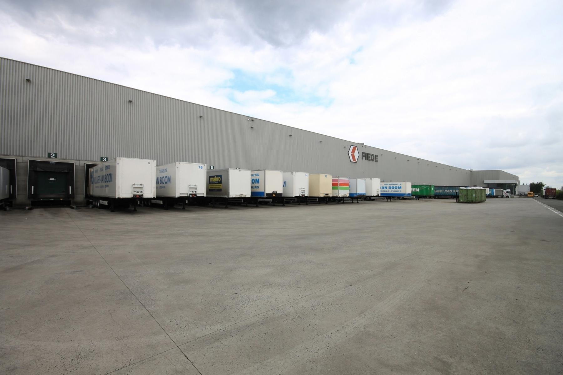 Het betreft de verhuur van een industrieel gebouw, gelegen op een uitstekende en strategische locatie te Puurs. Het gebouw, gelegen langs de A12, geniet een uitstekende visibiliteit vanop de A12 (Antwerpen - Brussel).

Unit 2 telt een oppervlakte van ca. 