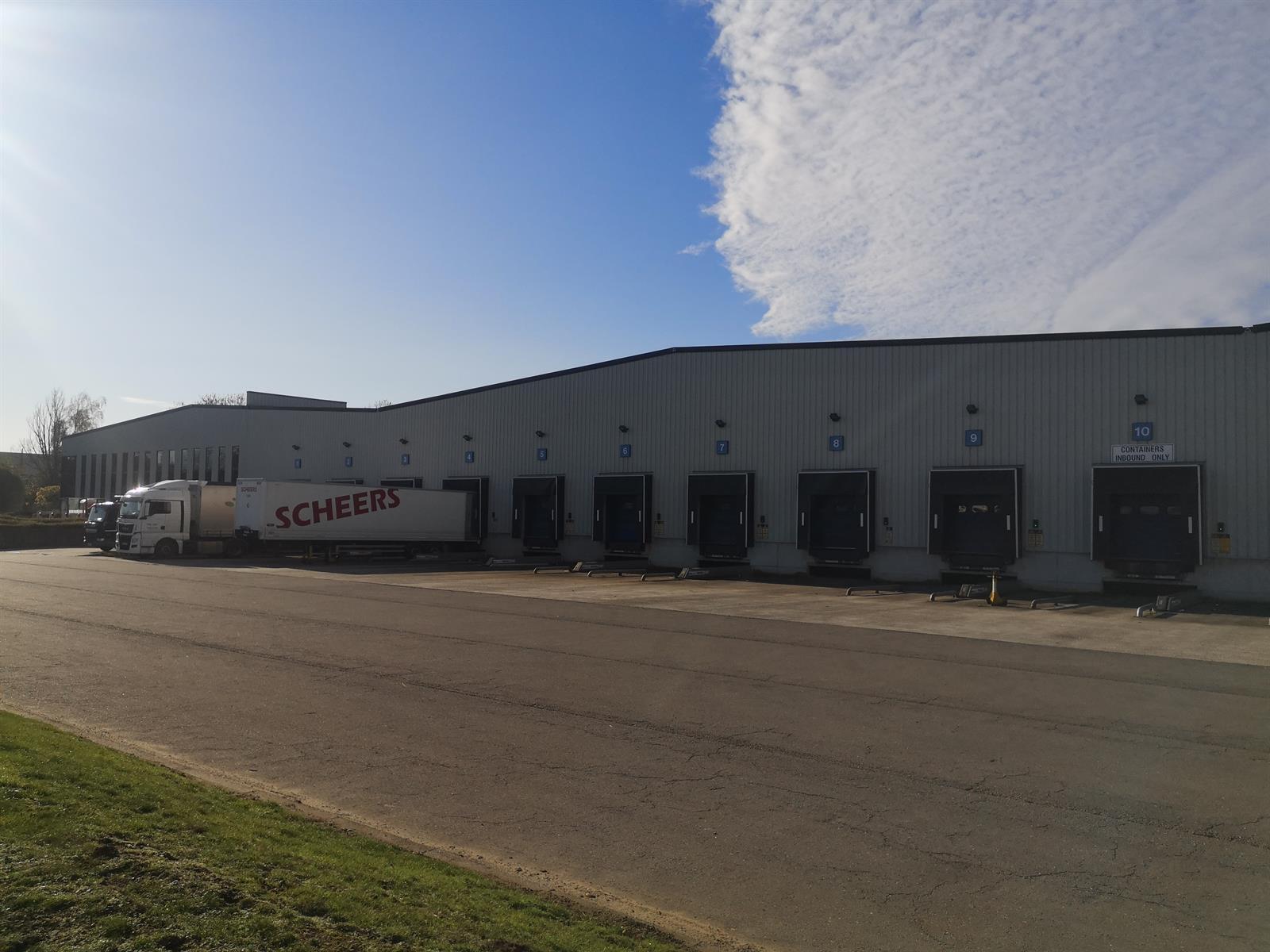 Het betreft een modern logistiek gebouw gelegen in de bedrijvenzone Pullaar te Puurs. De site ligt op het kruispunt tussen de N16 Mechelen - Sint-Niklaas en de A12 Antwerpen - Brussel, waardoor alle grote steden binnen de Vlaamse Ruit vlot bereikbaar zijn