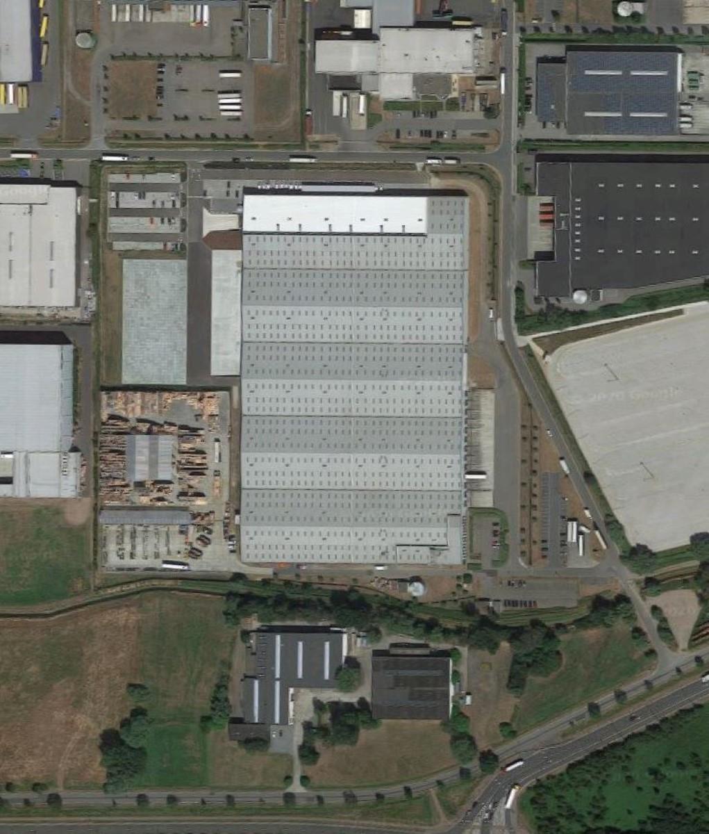 Het betreft een modern logistiek gebouw gelegen in de bedrijvenzone Pullaar te Puurs. De site ligt op het kruispunt tussen de N16 Mechelen - Sint-Niklaas en de A12 Antwerpen - Brussel, waardoor alle grote steden binnen de Vlaamse Ruit vlot bereikbaar zijn