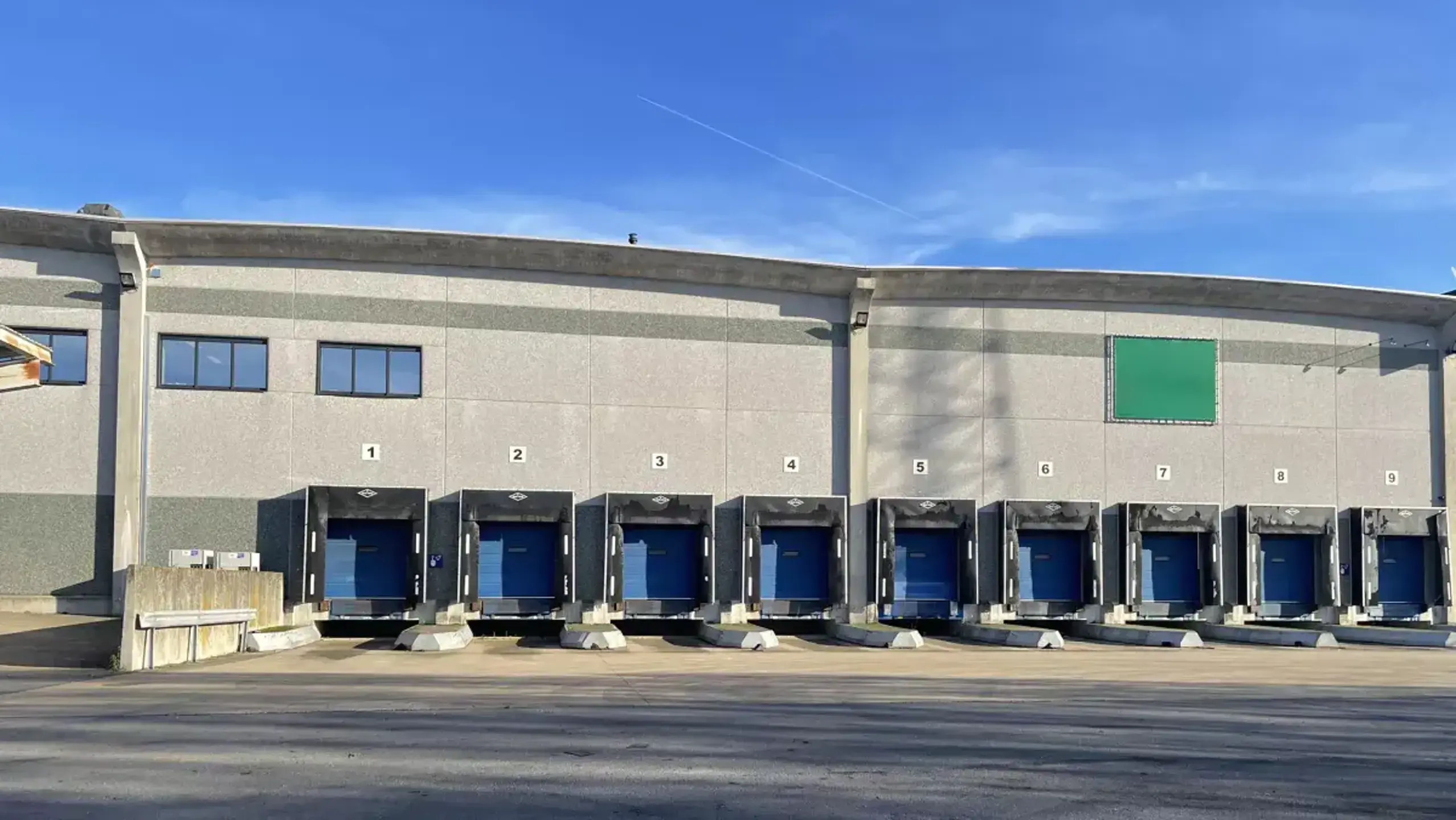 Het betreft de verhuur van een logistieke site, gelegen op een uitstekende locatie te Sint-Niklaas. De site ligt vlak bij de R42 met een vlotte ontsluiting naar de E17 (Antwerpen - Gent).
Het logistieke gebouw telt een oppervlakte van ca. 20 505 m², opg