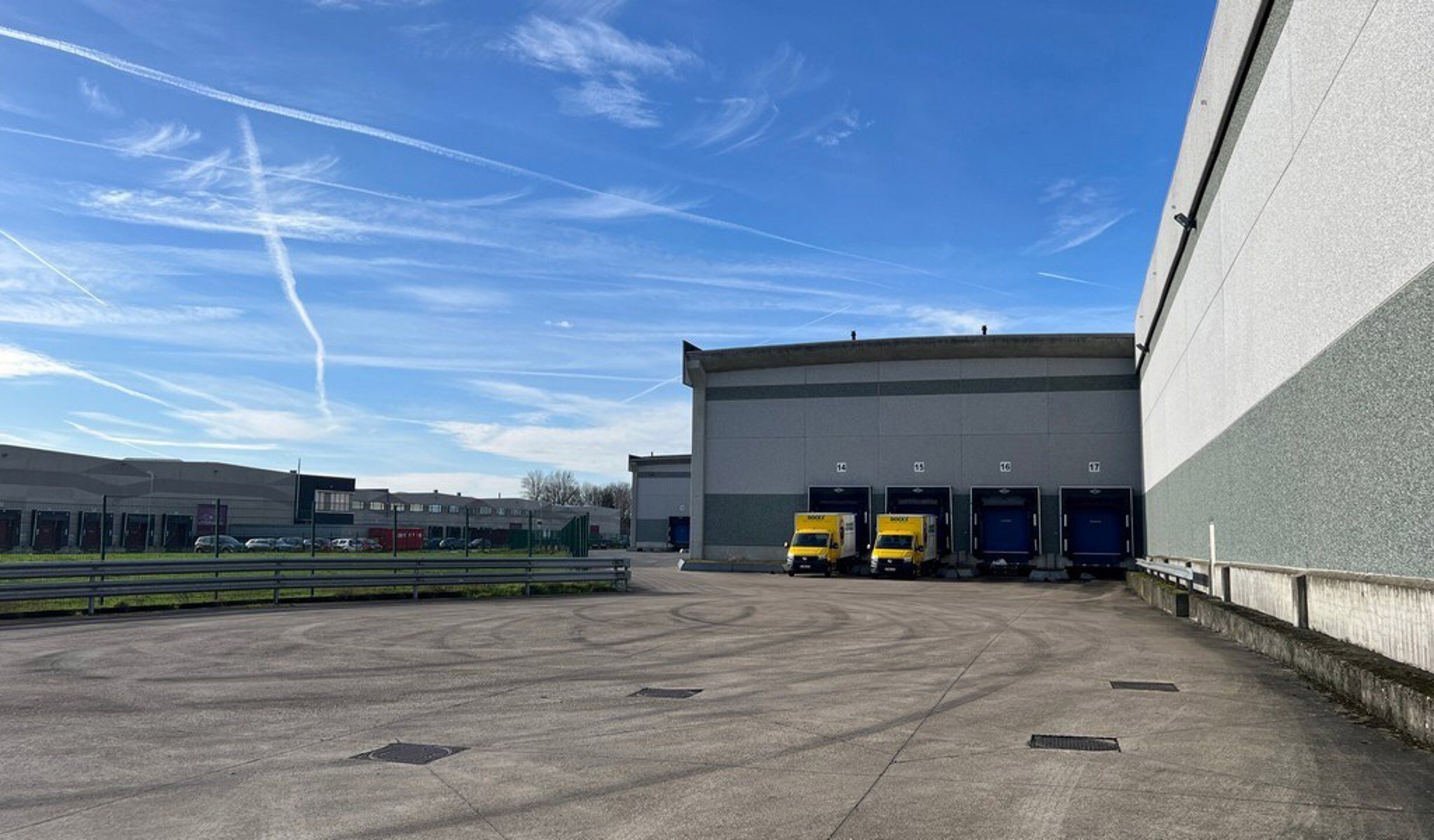 Het betreft de verhuur van een logistieke site, gelegen op een uitstekende locatie te Sint-Niklaas. De site ligt vlak bij de R42 met een vlotte ontsluiting naar de E17 (Antwerpen - Gent).

Het logistieke gebouw telt een oppervlakte van ca. 20 505 m², opg