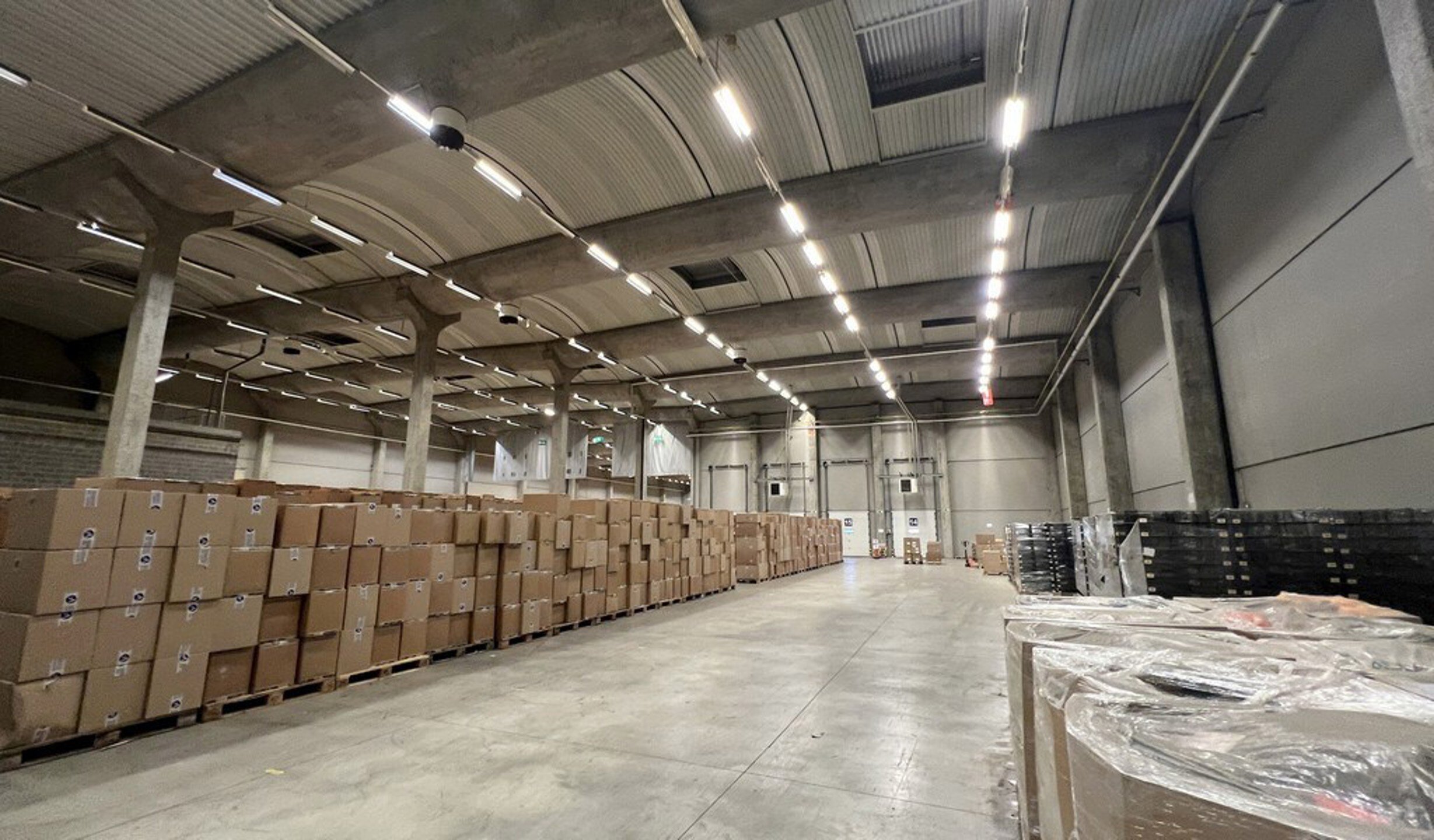 Het betreft de verhuur van een logistieke site, gelegen op een uitstekende locatie te Sint-Niklaas. De site ligt vlak bij de R42 met een vlotte ontsluiting naar de E17 (Antwerpen - Gent).

Het logistieke gebouw telt een oppervlakte van ca. 20 505 m², opg