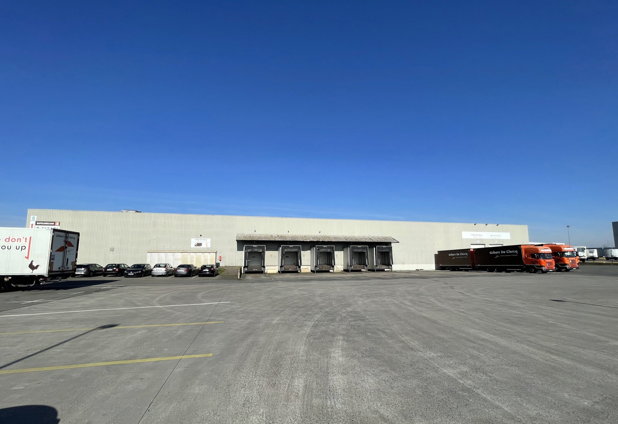 Dit bedrijfsgebouw, gelegen op een terrein van ca. 24.866 m², geniet een zeer strategische ligging op een zichtlocatie langsheen de E17. De uitstekende bereikbaarheid is een van de belangrijkste troeven, met directe toegang tot de E17 via de nabijgelegen