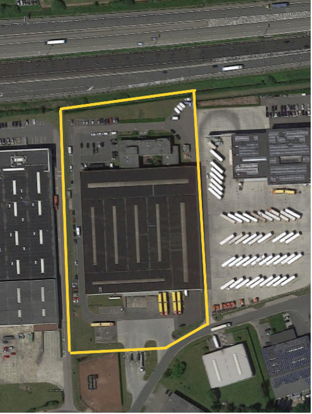 Dit bedrijfsgebouw, gelegen op een terrein van ca. 24.866 m², geniet een zeer strategische ligging op een zichtlocatie langsheen de E17. De uitstekende bereikbaarheid is een van de belangrijkste troeven, met directe toegang tot de E17 via de nabijgelegen