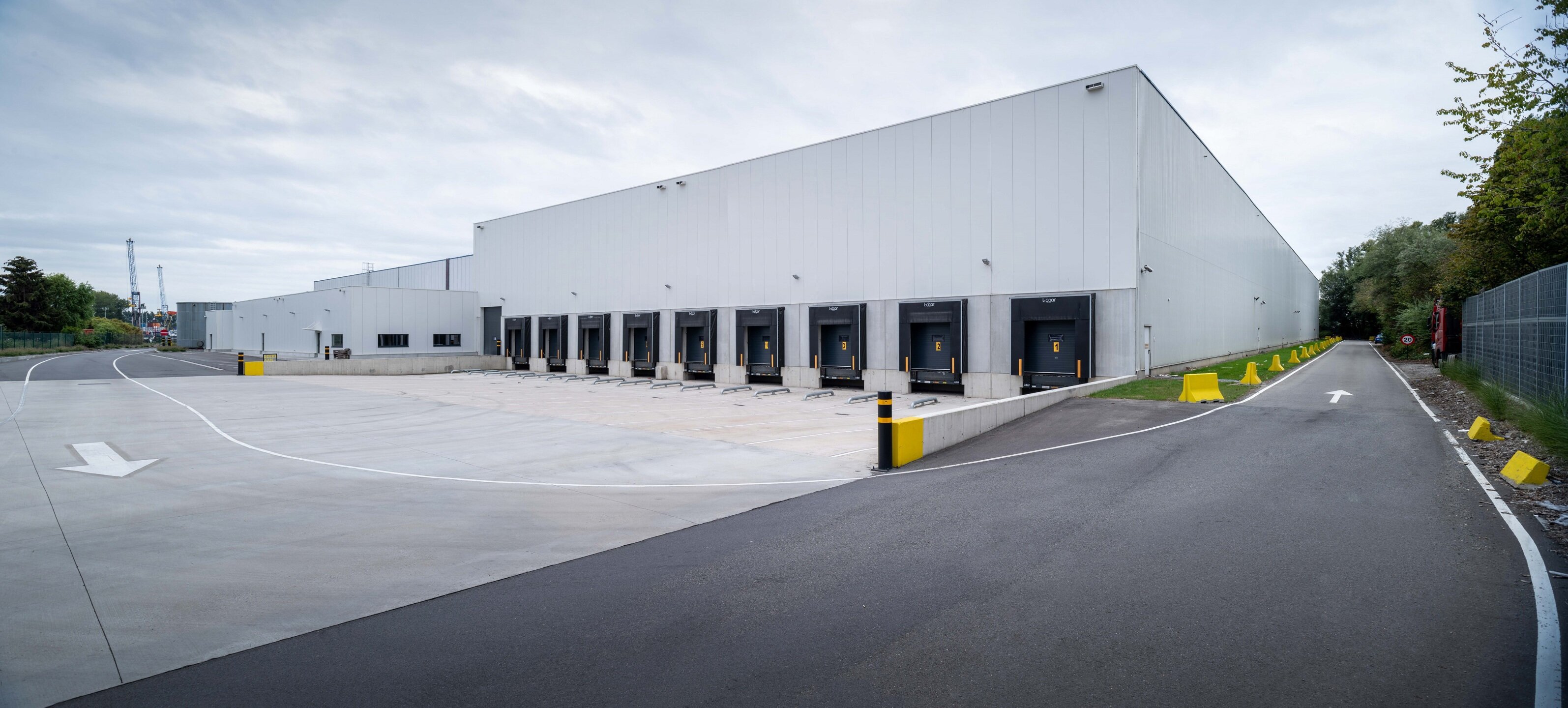 Het betreft de verhuur van een modern logistiek gebouw gelegen te Willebroek. Deze site ligt nabij de A12 (Antwerpen - Brussel) en de containerterminal van Willebroek.
Het betreft een totale oppervlakte van ca. 7730 m², bestaande uit ca. 7529 m² opsla