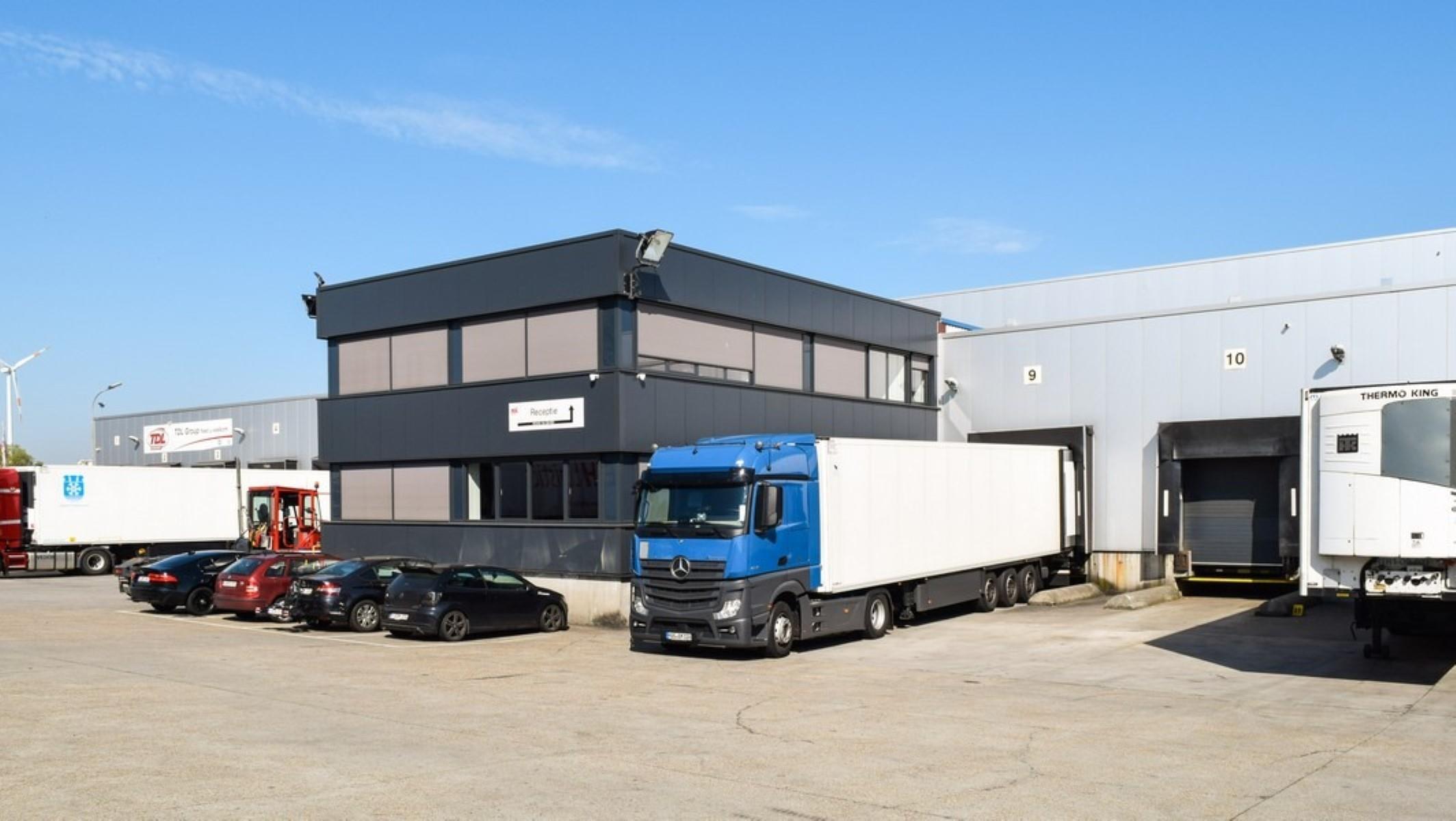 Het betreft de verhuur van een modern logistiek gebouw gelegen te Willebroek. Deze site ligt nabij de A12 (Antwerpen - Brussel) en de containerterminal van Willebroek. 

Het betreft een totale oppervlakte van ca. 7730 m², bestaande uit ca. 7529 m² opsla