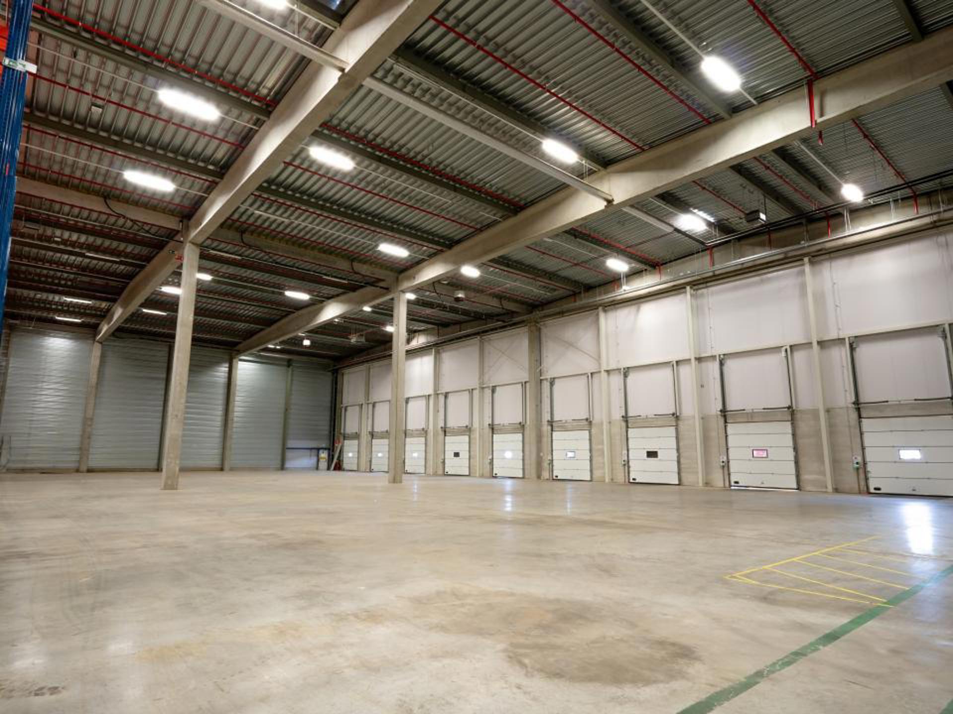 Het betreft de verhuur van een modern logistiek gebouw gelegen te Willebroek. Deze site ligt nabij de A12 (Antwerpen - Brussel) en de containerterminal van Willebroek. 

Het betreft een totale oppervlakte van ca. 7730 m², bestaande uit ca. 7529 m² opsla