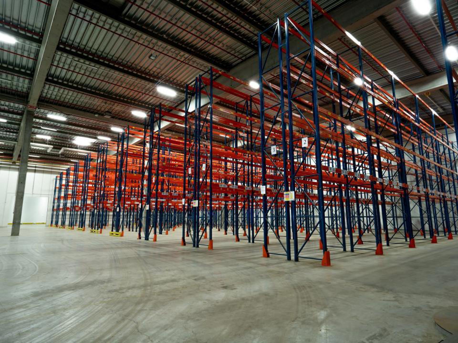 Het betreft de verhuur van een modern logistiek gebouw gelegen te Willebroek. Deze site ligt nabij de A12 (Antwerpen - Brussel) en de containerterminal van Willebroek. 

Het betreft een totale oppervlakte van ca. 7730 m², bestaande uit ca. 7529 m² opsla