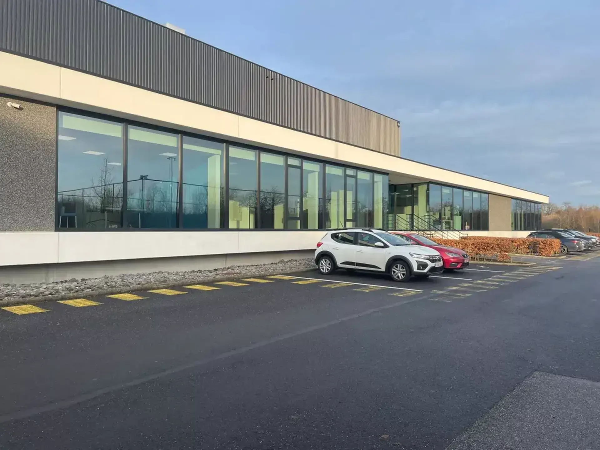 Het betreft de verhuur van een modern en representatief logistiek gebouw in de industriezone "Park De Hulst", met unieke ligging tussen de A12 en de E19 Brussel/Antwerpen. De uitzonderlijke ligging onmiddellijk aan het kanaal Brussel-Schelde en in de buur