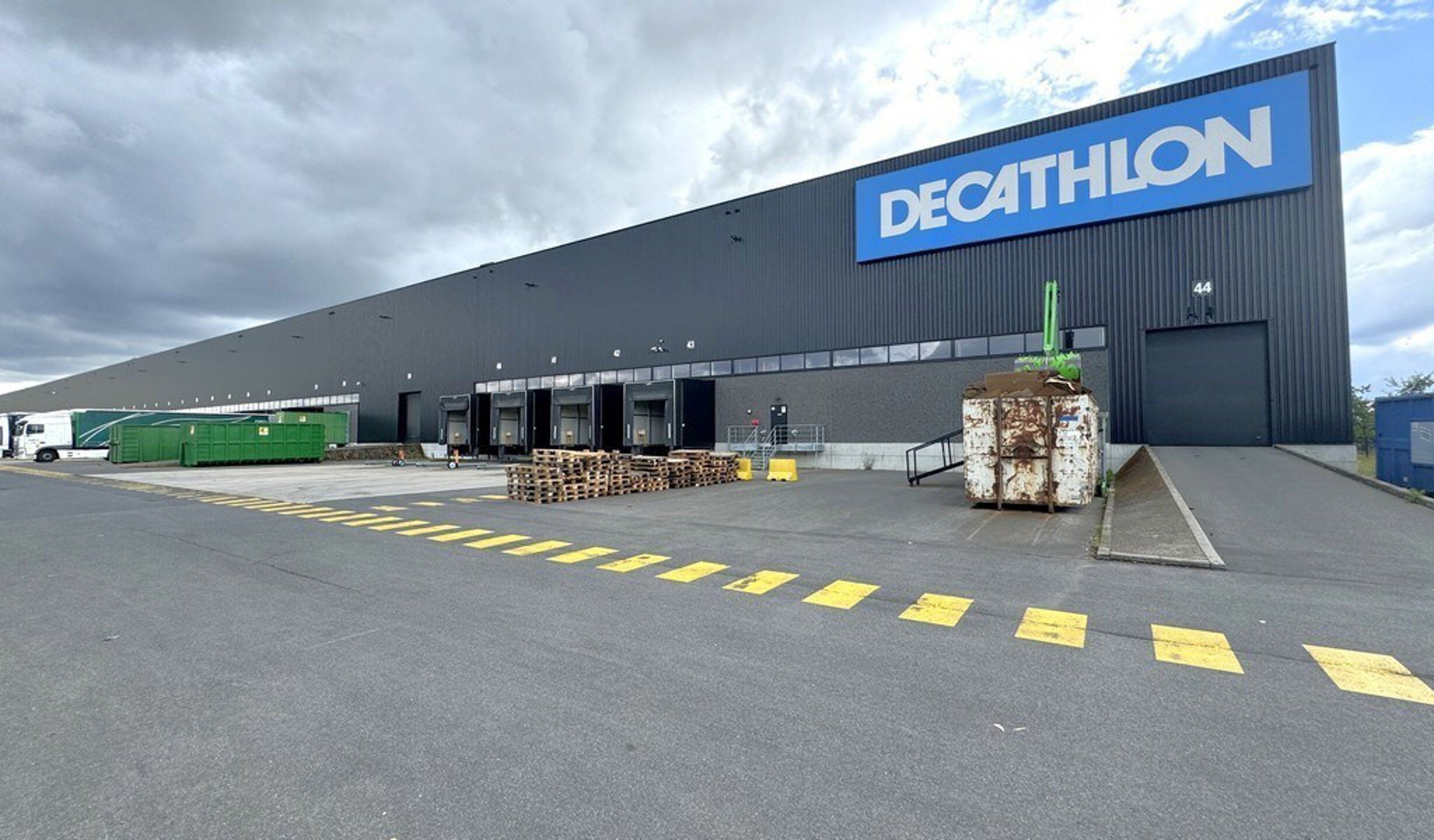 Het betreft de verhuur van een modern en representatief logistiek gebouw in de industriezone "Park De Hulst", met unieke ligging tussen de A12 en de E19 Brussel/Antwerpen. De uitzonderlijke ligging onmiddellijk aan het kanaal Brussel-Schelde en in de buur