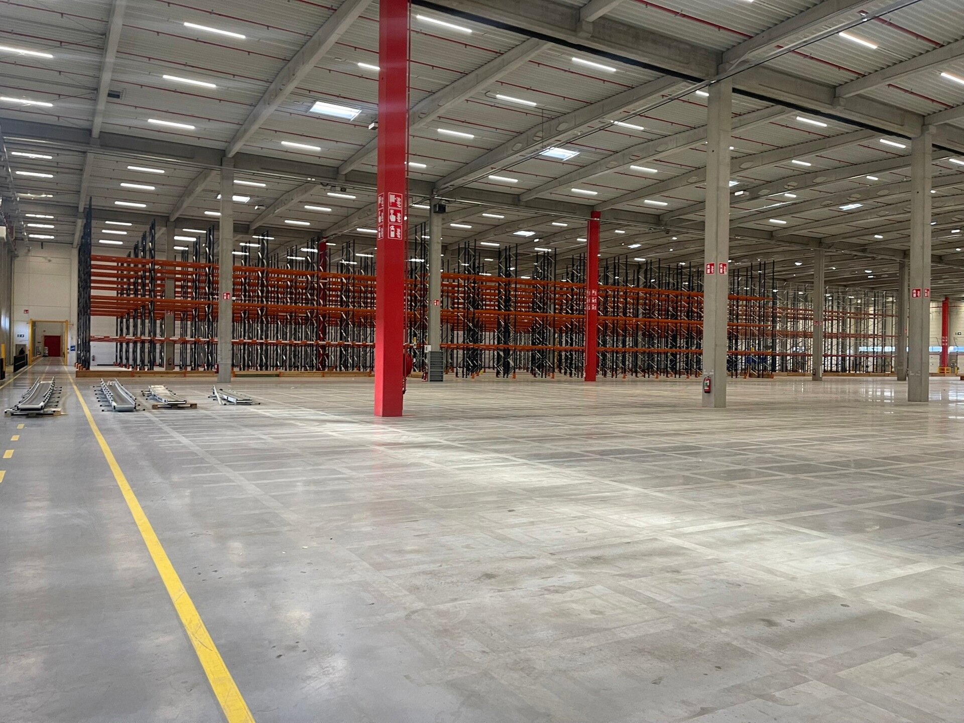 Het betreft de verhuur van een modern en representatief logistiek gebouw in de industriezone "Park De Hulst", met unieke ligging tussen de A12 en de E19 Brussel/Antwerpen. De uitzonderlijke ligging onmiddellijk aan het kanaal Brussel-Schelde en in de buur
