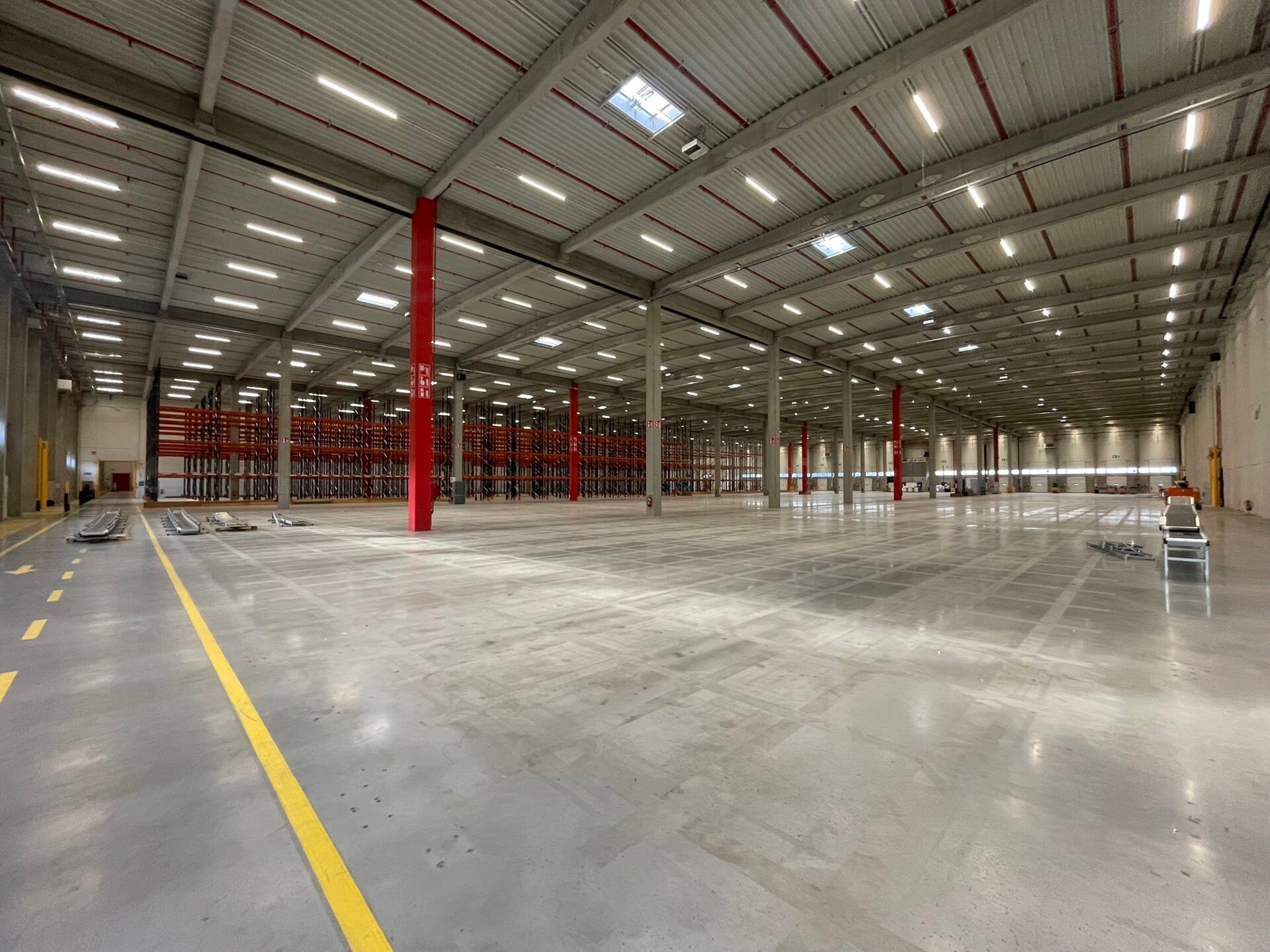 Het betreft de verhuur van een modern en representatief logistiek gebouw in de industriezone "Park De Hulst", met unieke ligging tussen de A12 en de E19 Brussel/Antwerpen. De uitzonderlijke ligging onmiddellijk aan het kanaal Brussel-Schelde en in de buur
