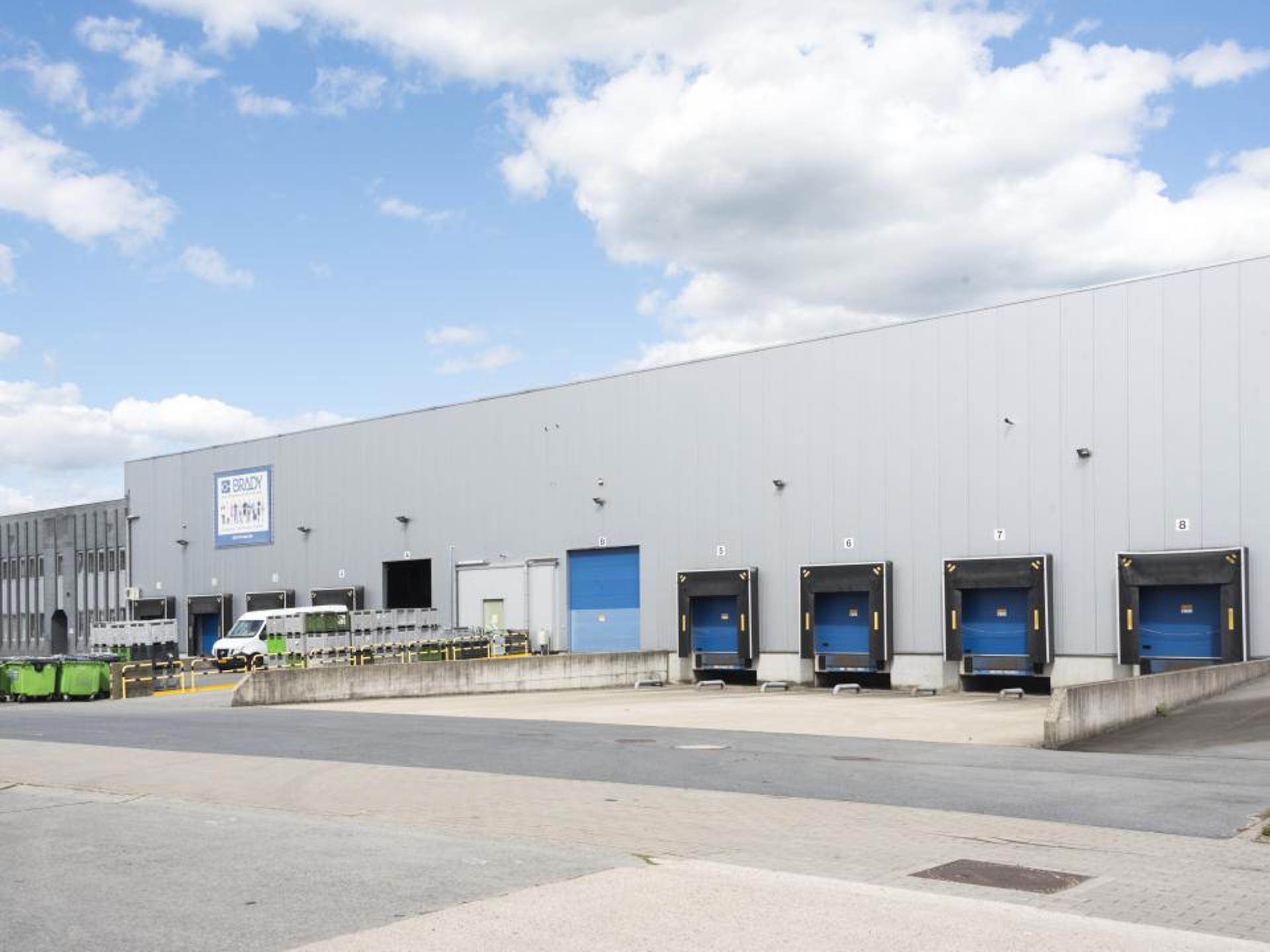 Het betreft de verhuur van 2 logistieke units logistieke nieuwbouw-hub op een strategische locatie in Zele, op een afstand van 1,5 km van de E17 (Antwerpen - Gent)
De 2 units kunnen samen of apart gehuurd worden.
UNIT 1 - magazijn van ca. 7 663 m² met
