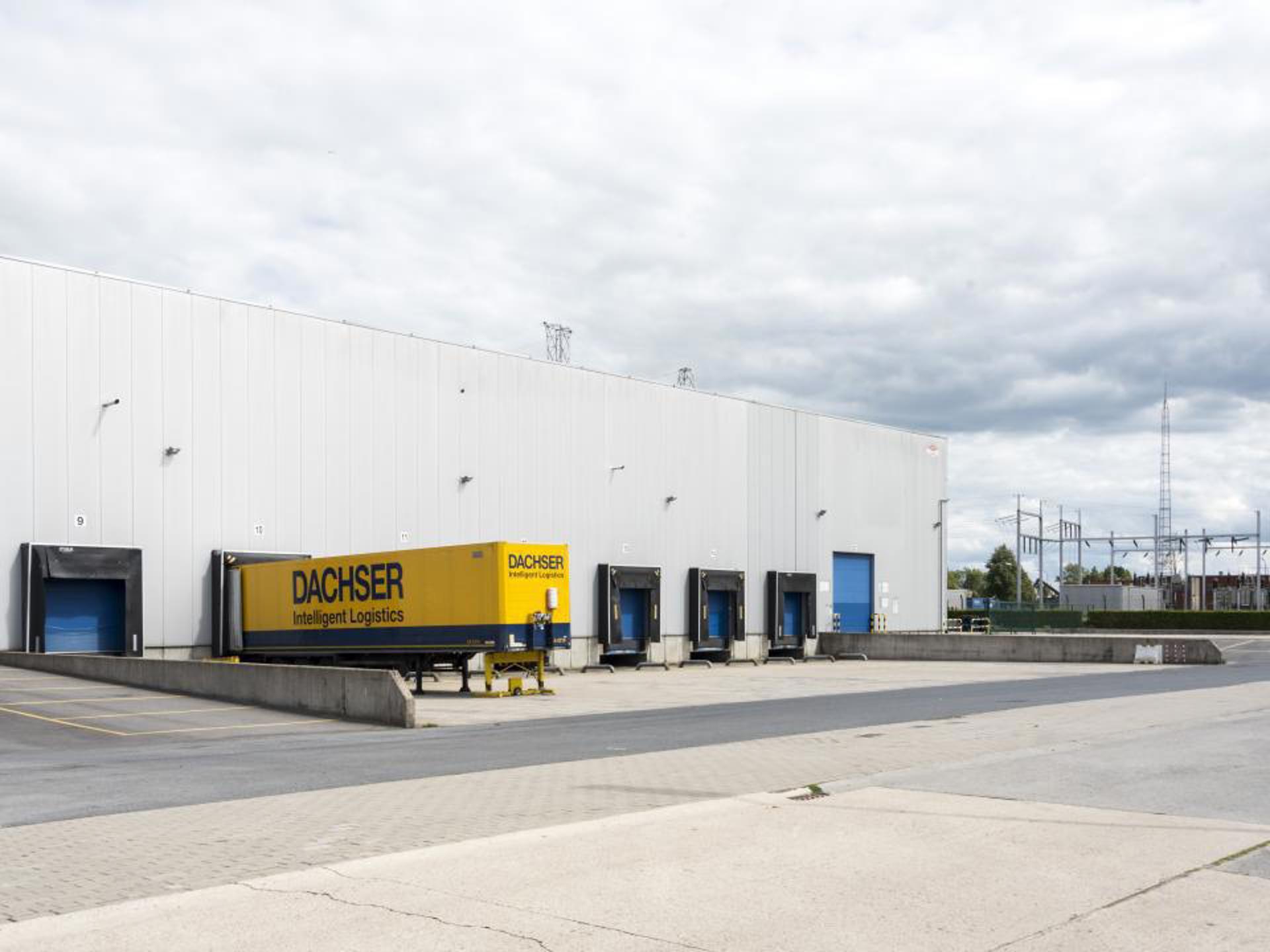 Het betreft de verhuur van 2 logistieke units logistieke nieuwbouw-hub op een strategische locatie in Zele, op een afstand van 1,5 km van de E17 (Antwerpen - Gent)

De 2 units kunnen samen of apart gehuurd worden.

UNIT 1 - magazijn van ca. 7 663 m² met 