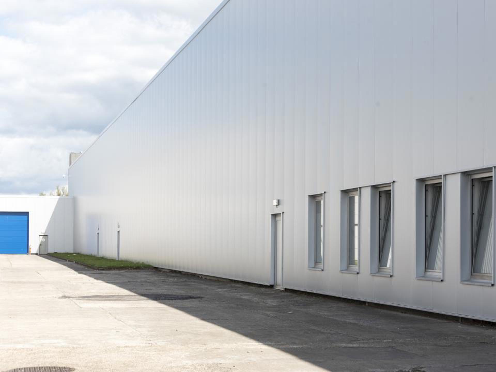 Het betreft de verhuur van 2 logistieke units logistieke nieuwbouw-hub op een strategische locatie in Zele, op een afstand van 1,5 km van de E17 (Antwerpen - Gent)

De 2 units kunnen samen of apart gehuurd worden.

UNIT 1 - magazijn van ca. 7 663 m² met 