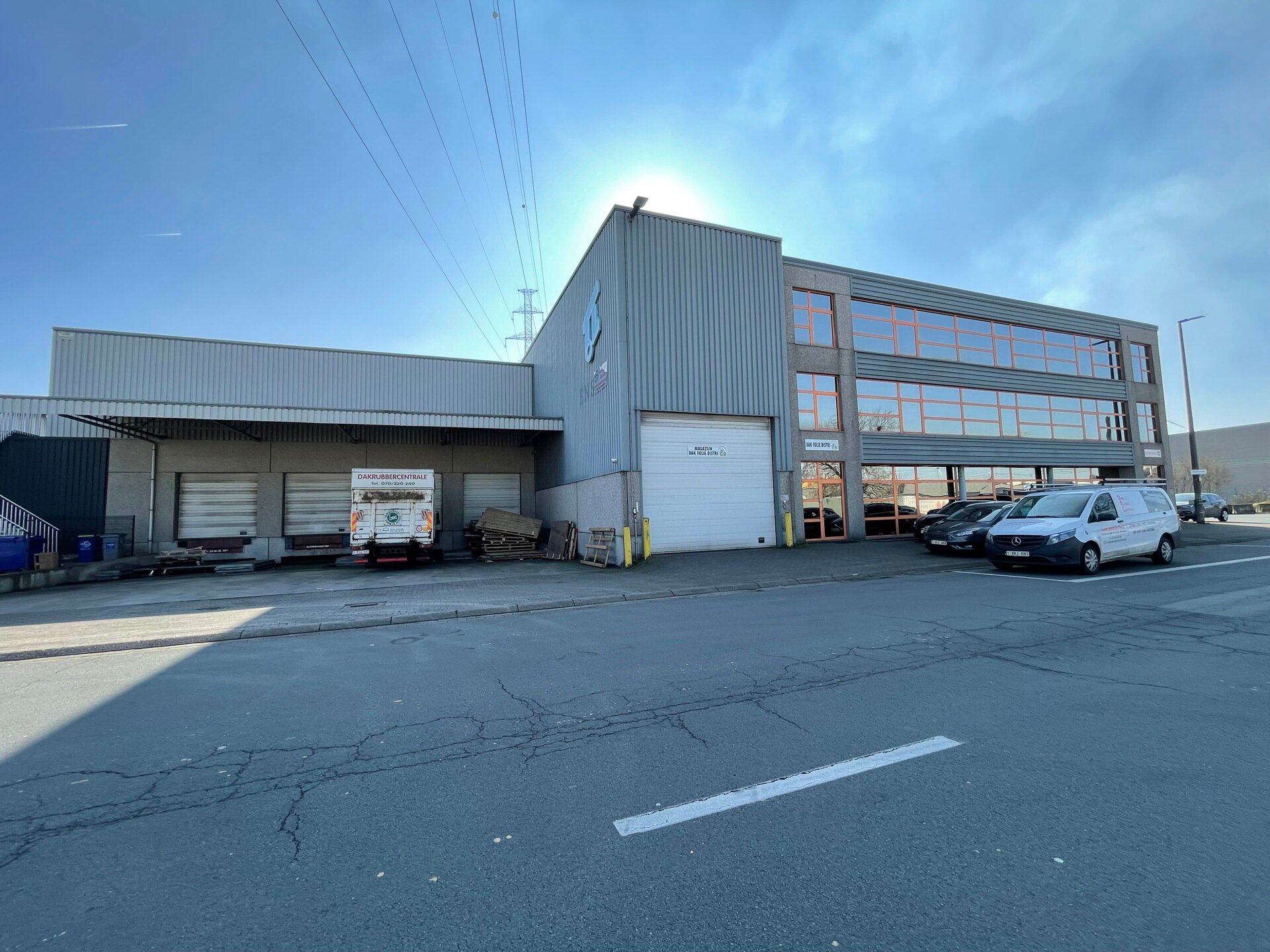 Het betreft de verkoop van een industrieel gebouw gelegen op een toplocatie in de Haven van Antwerpen, nabij enkele belangrijke invalswegen zoals de A12, E19 en de Ring van Antwerpen. Het gebouw bevindt zich op ca. 3345 m² terrein (concessie) en omvat ca