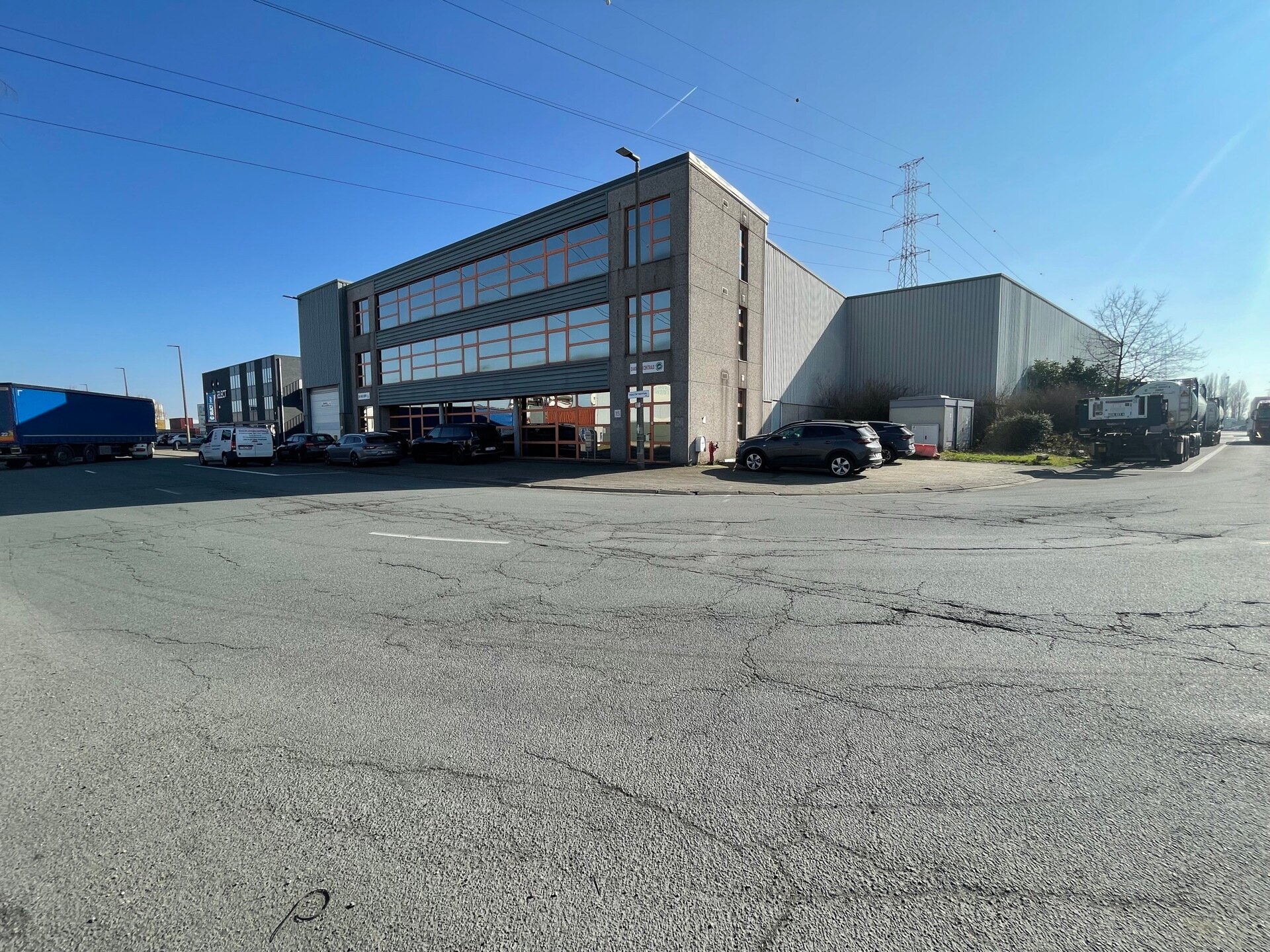 Het betreft de verkoop van een industrieel gebouw gelegen op een toplocatie in de Haven van Antwerpen, nabij enkele belangrijke invalswegen zoals de A12, E19 en de Ring van Antwerpen. Het gebouw bevindt zich op ca. 3345 m² terrein (concessie) en omvat ca