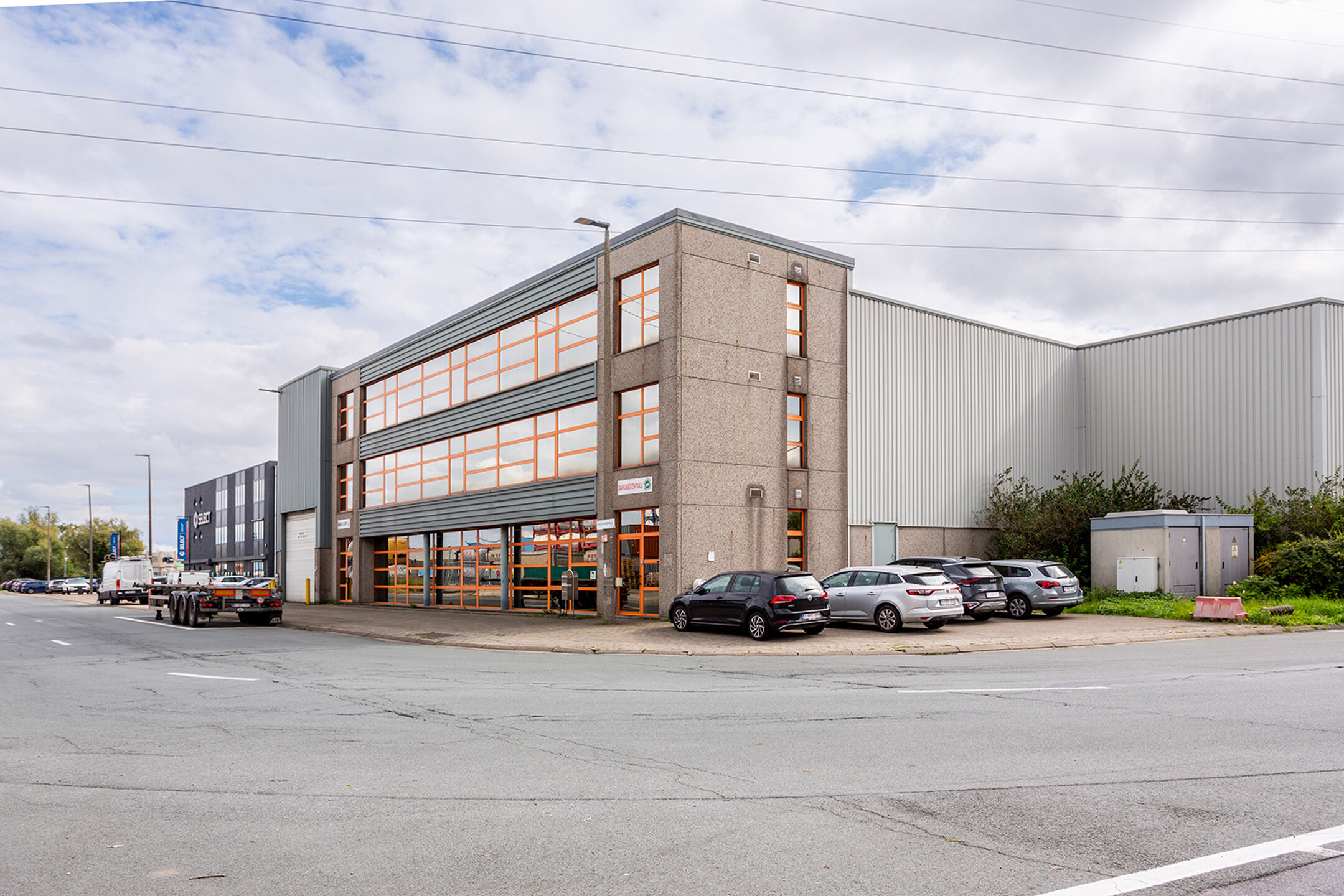 Het betreft de verkoop van een industrieel gebouw gelegen op een toplocatie in de Haven van Antwerpen, nabij enkele belangrijke invalswegen zoals de A12, E19 en de Ring van Antwerpen. Het gebouw bevindt zich op ca. 3345 m² terrein (concessie) en omvat ca