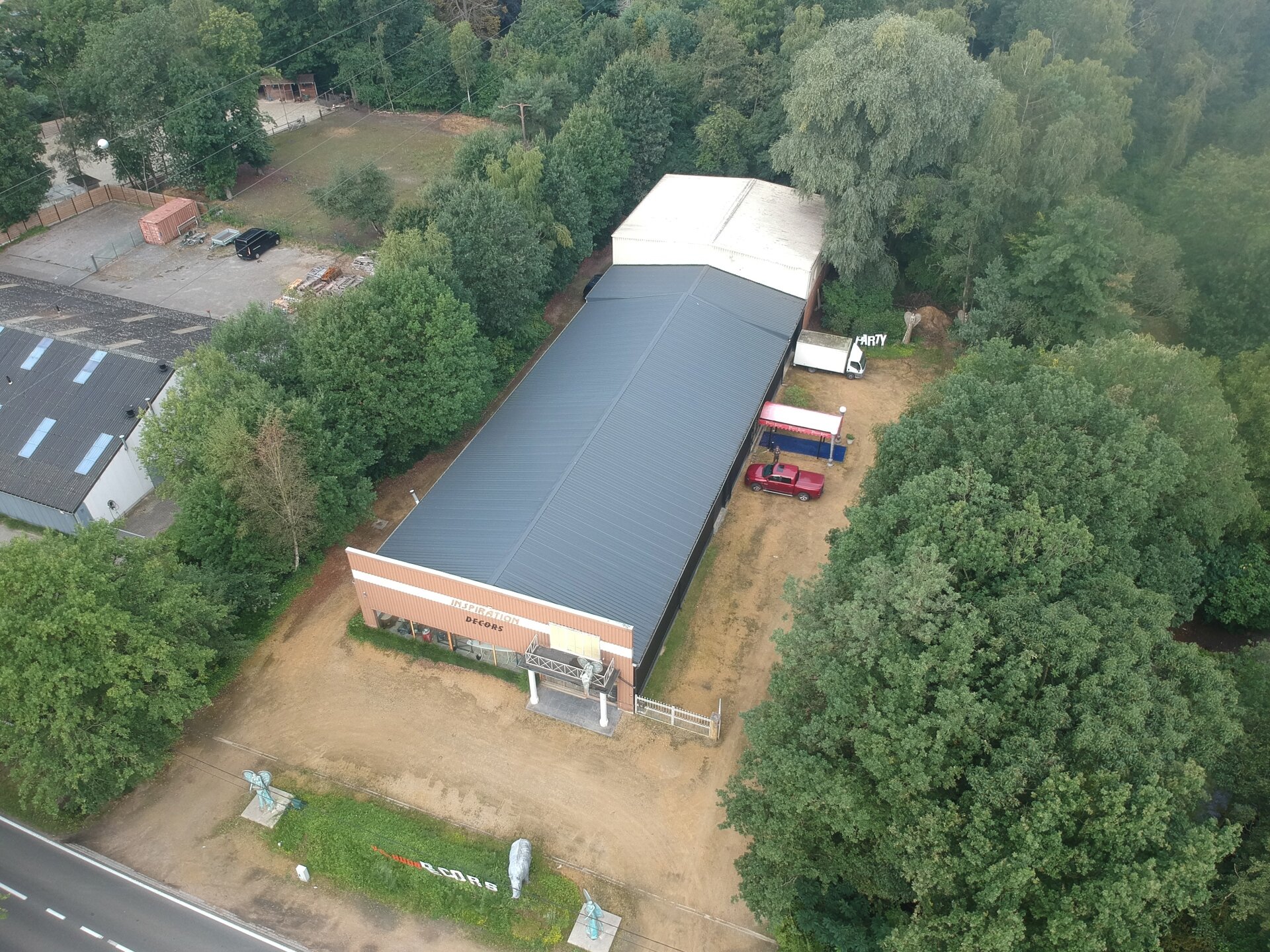 Het betreft de verkoop van een industrieel gebouw gelegen op een uitstekende zichtlocatie te Malle. Het gebouw is gelegen langs de Lierselei, dewelke goed bereikbaar is via de E34 (afrit 20 – Zoersel). Het gebouw heeft een oppervlakte van ca. 1635 m²,