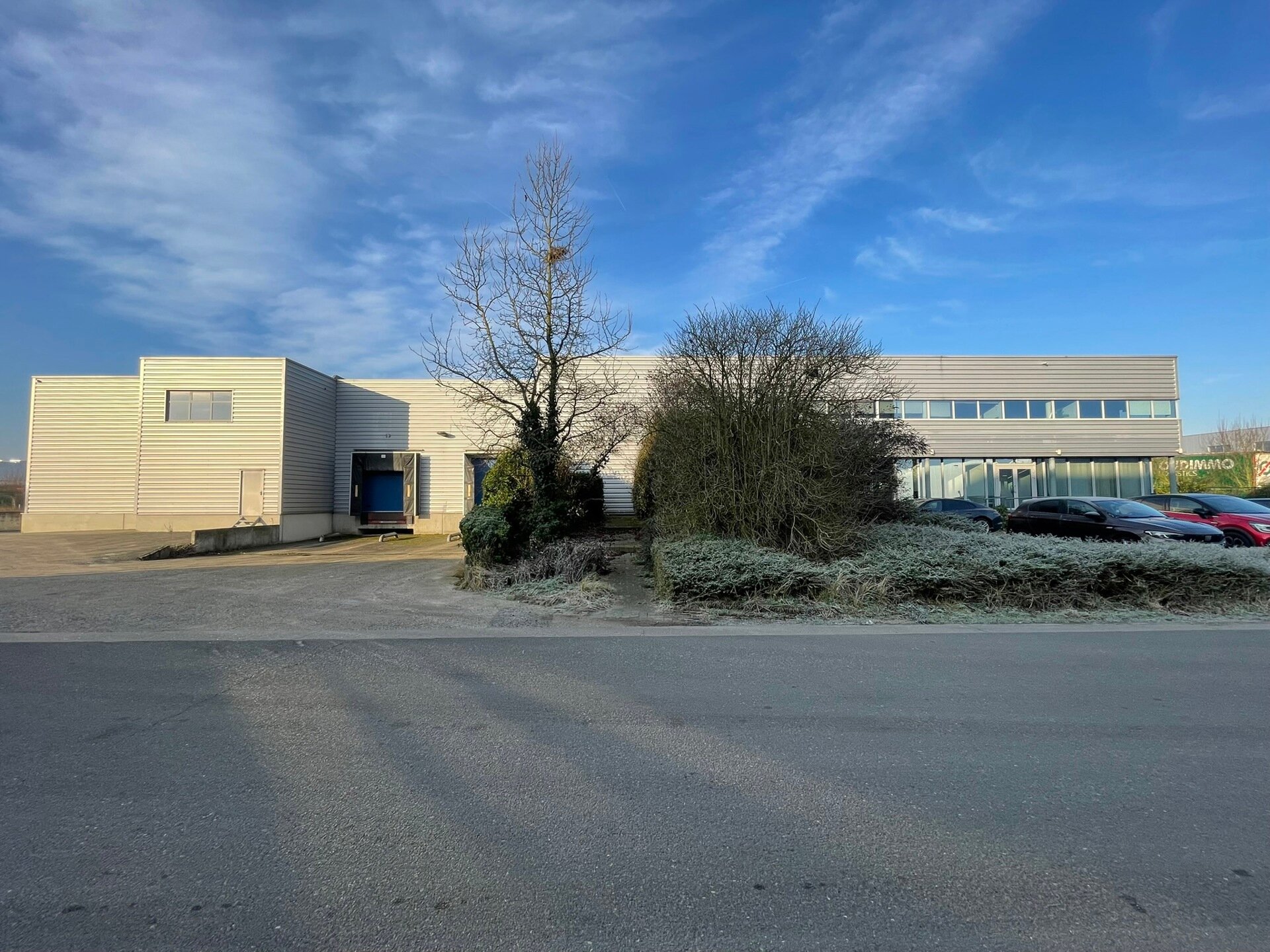 Het betreft de verkoop van een representatief bedrijfsgebouw op een perceel van ca. 8 559 m² in de industriezone "Pullaar 1" te Puurs. Dit gebouw geniet een strategische ligging dankzij de nabijheid van de A12 (Antwerpen - Brussel) op 2 km en de N16 (Mec