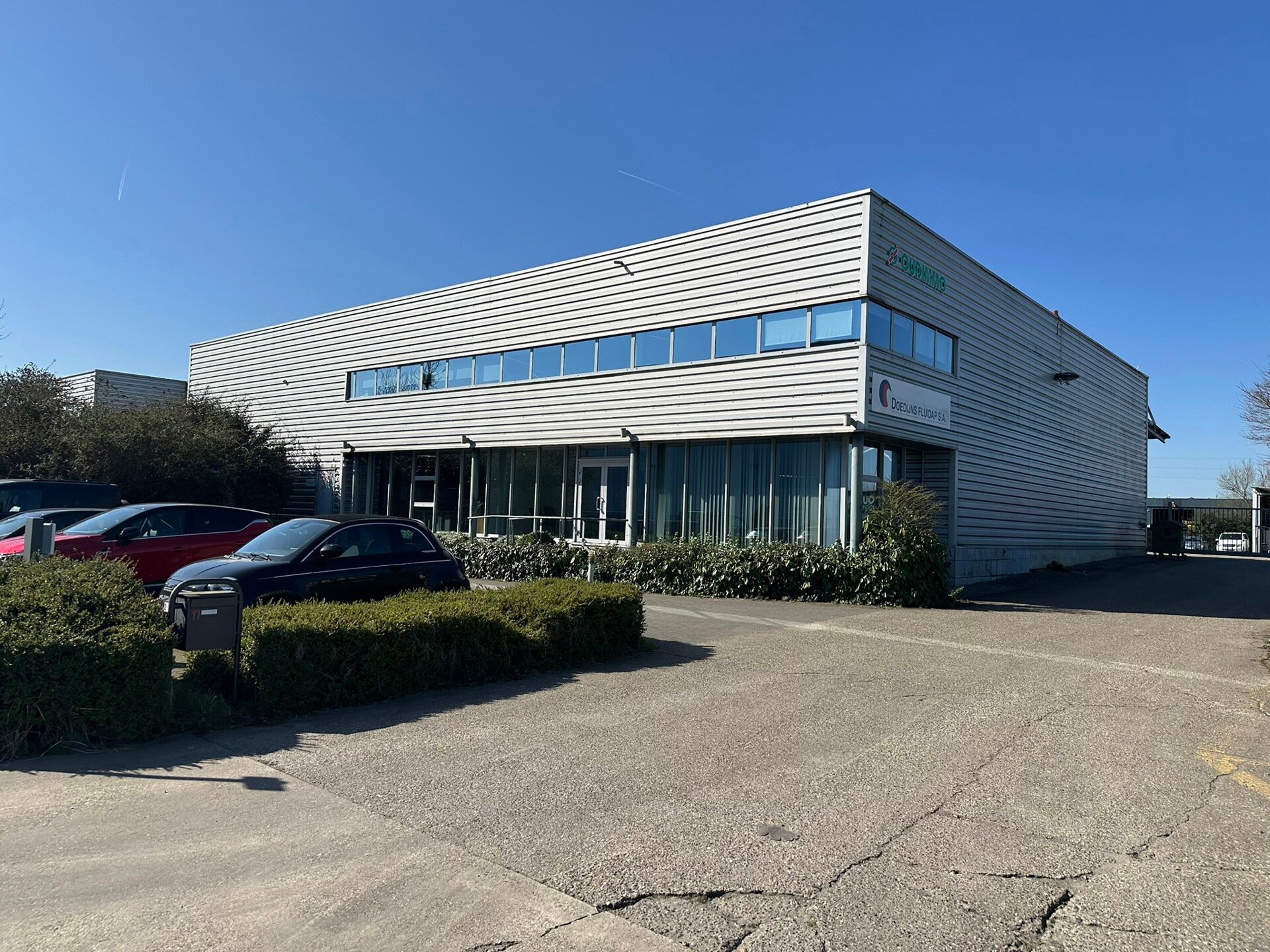 Het betreft de verkoop van een representatief bedrijfsgebouw op een perceel van ca. 8 559 m² in de industriezone "Pullaar 1" te Puurs. Dit gebouw geniet een strategische ligging dankzij de nabijheid van de A12 (Antwerpen - Brussel) op 2 km en de N16 (Mec