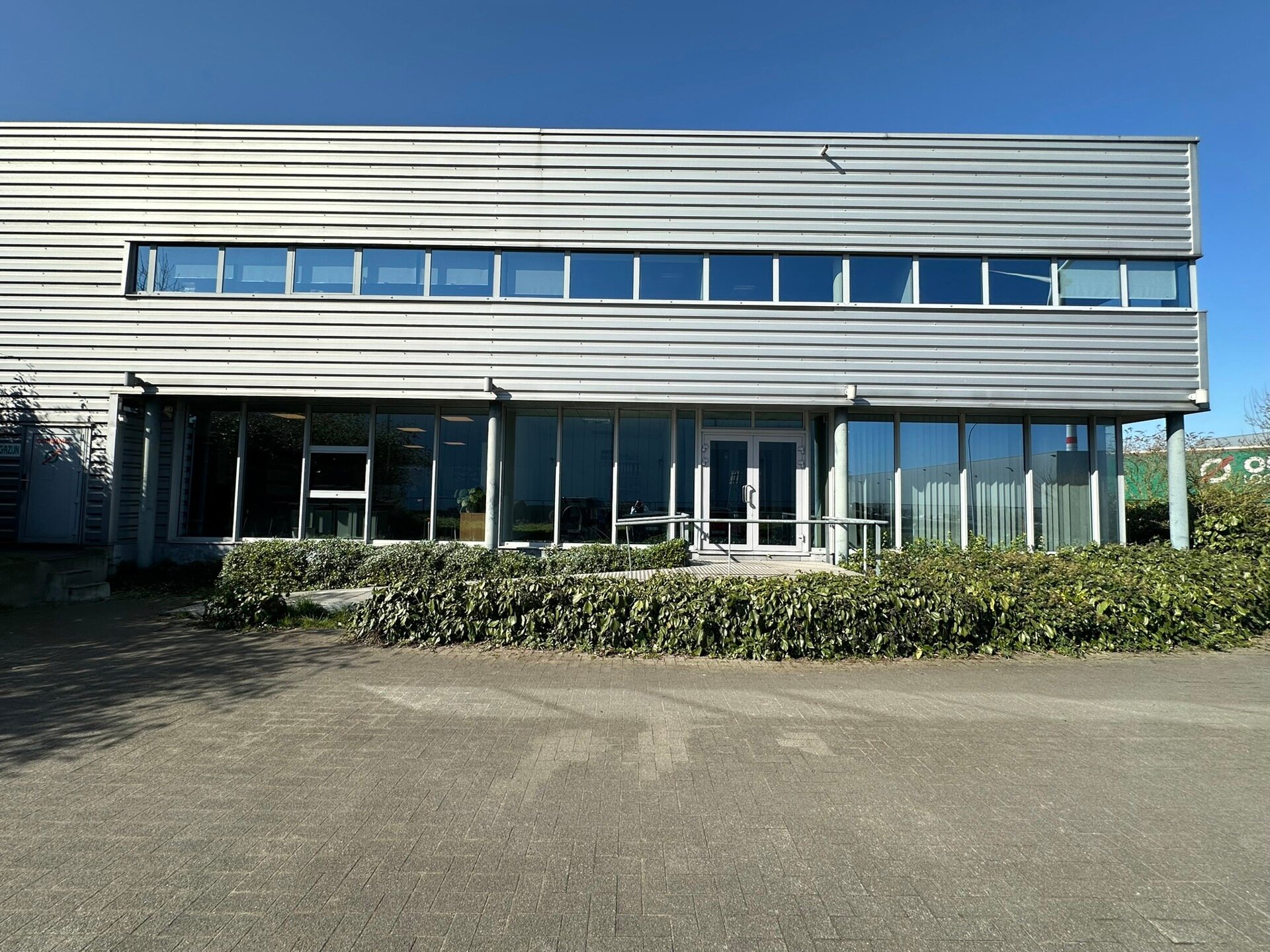 Het betreft de verkoop van een representatief bedrijfsgebouw op een perceel van ca. 8 559 m² in de industriezone "Pullaar 1" te Puurs. Dit gebouw geniet een strategische ligging dankzij de nabijheid van de A12 (Antwerpen - Brussel) op 2 km en de N16 (Mec