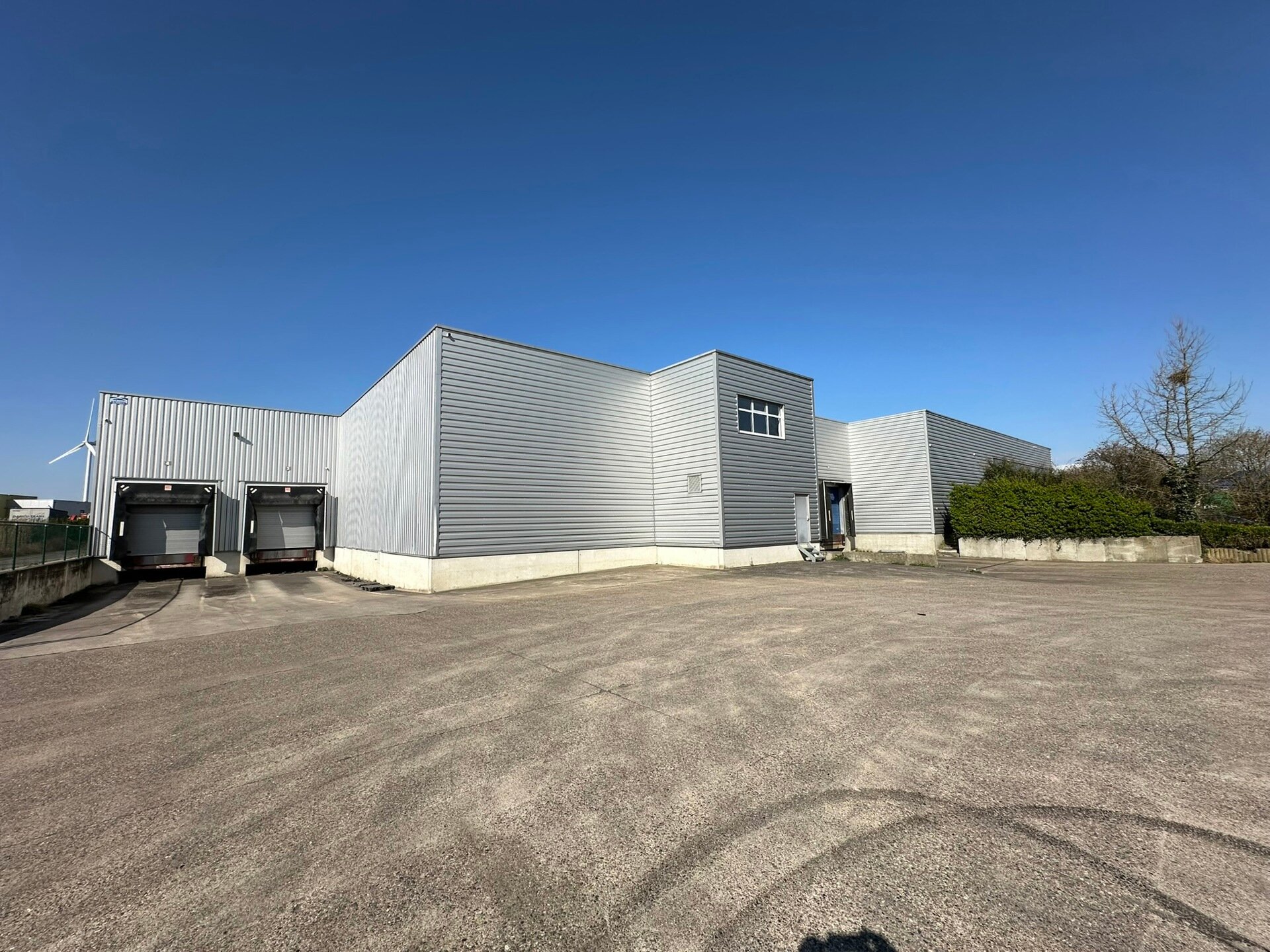 Het betreft de verkoop van een representatief bedrijfsgebouw op een perceel van ca. 8 559 m² in de industriezone "Pullaar 1" te Puurs. Dit gebouw geniet een strategische ligging dankzij de nabijheid van de A12 (Antwerpen - Brussel) op 2 km en de N16 (Mec